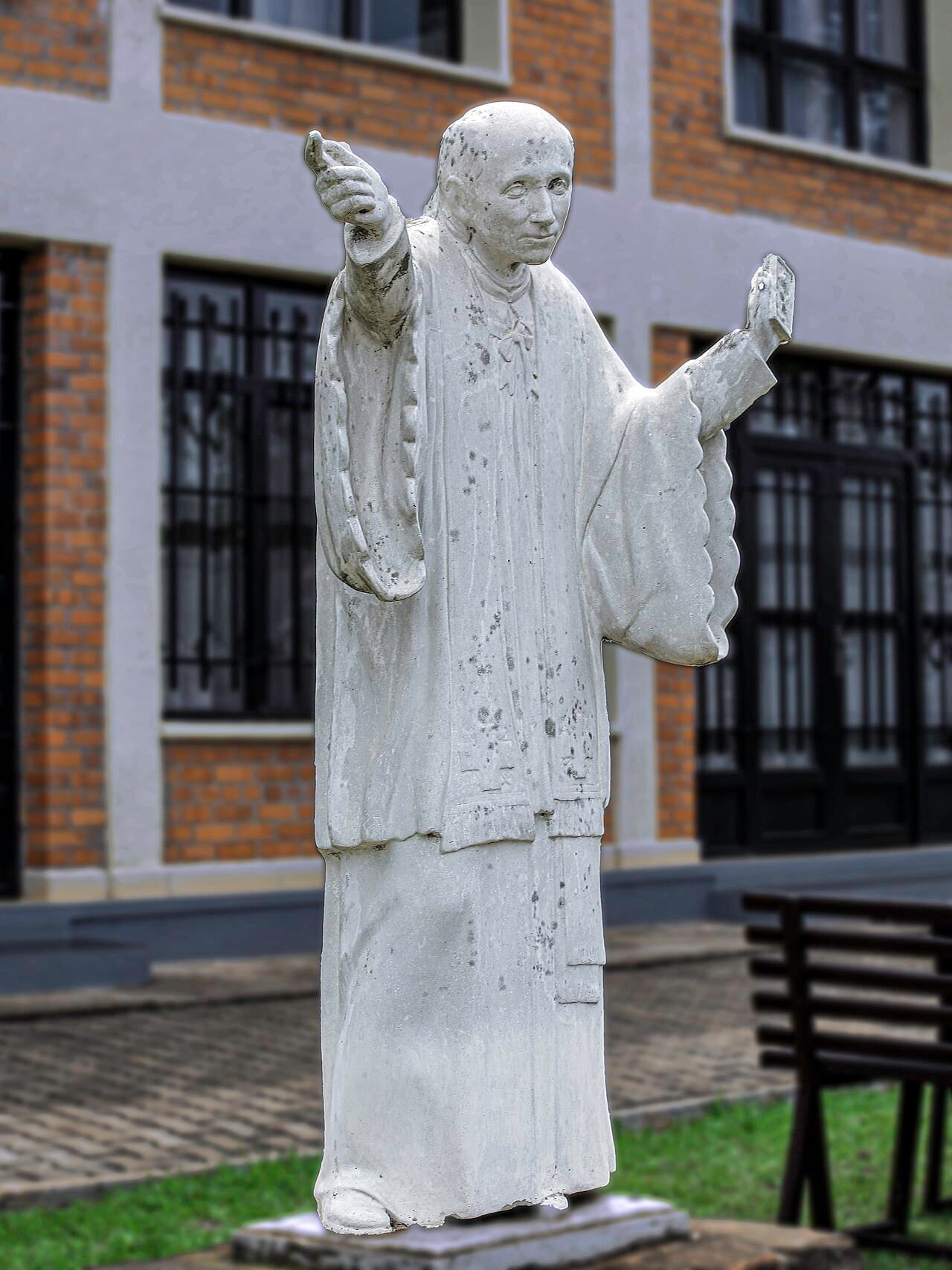 Statua di san Vincenzo Pallotti, fondatore dei pallottini, a Gikondo presso Kigali