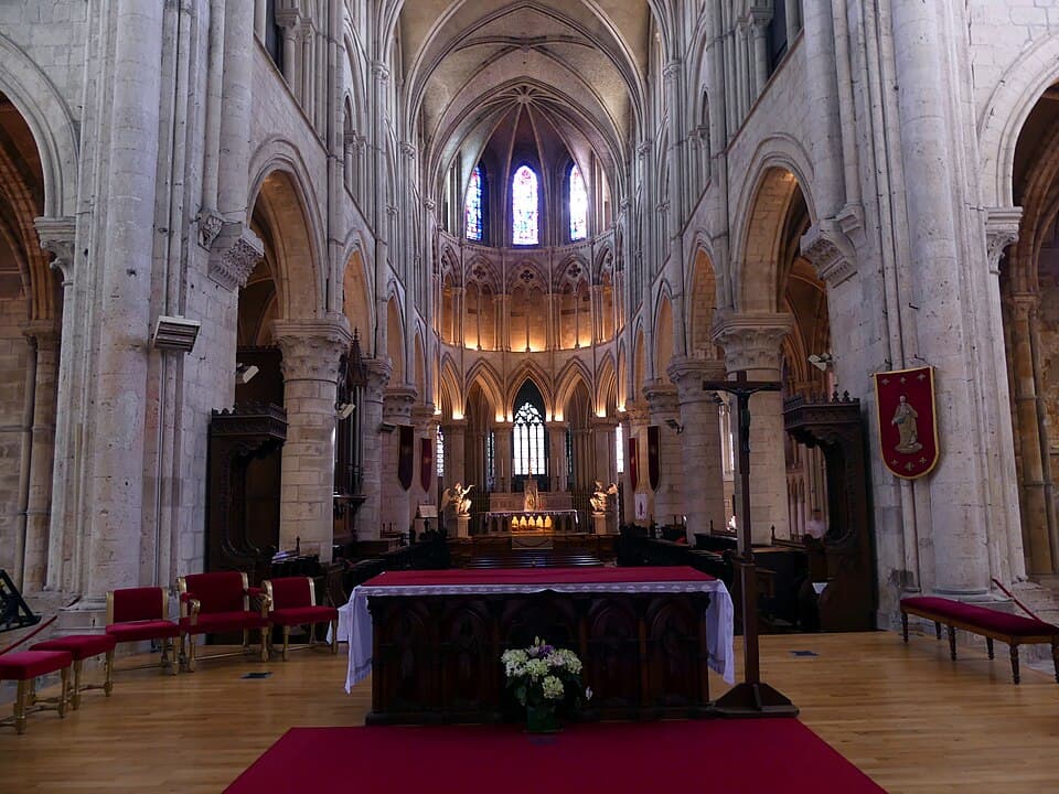 The nave of Saint-Pierre Cathedral, seen from the choir
