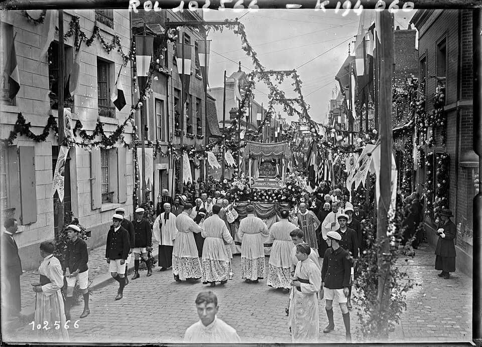 Procession of the shrine of Saint Thérèse in the rue du Carmel, 12 July 1925