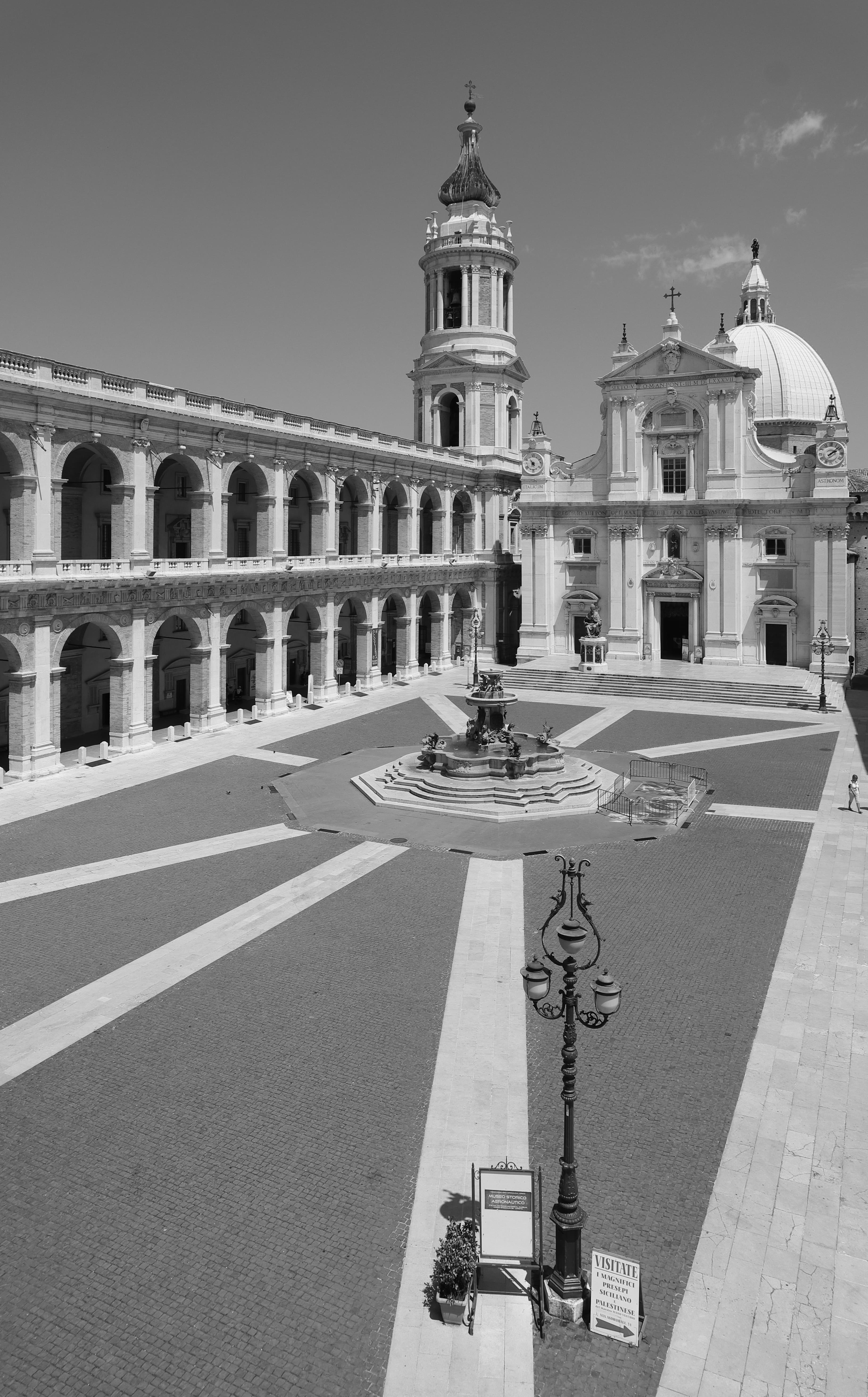Bazylika Świętego Domku w Loreto widziana z Piazza della Madonna