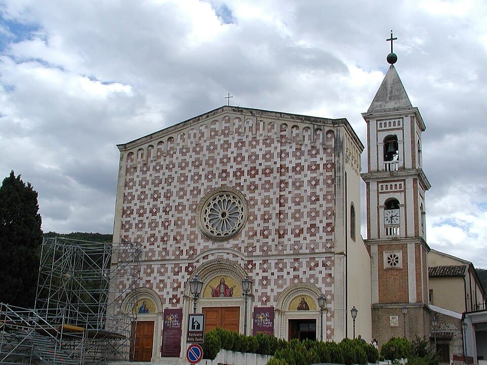 Fasada i dzwonnica sanktuarium Volto Santo w Manoppello, w sierpniu 2006