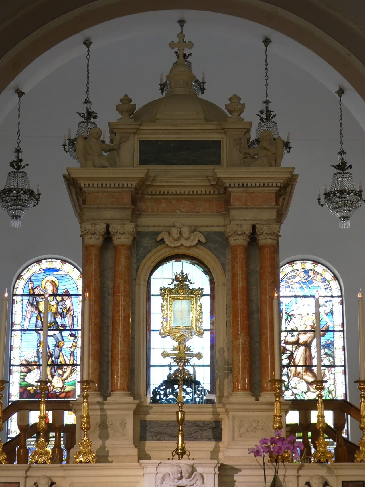 Tabernakulum nad głównym ołtarzem, z welonem między dwiema szybami