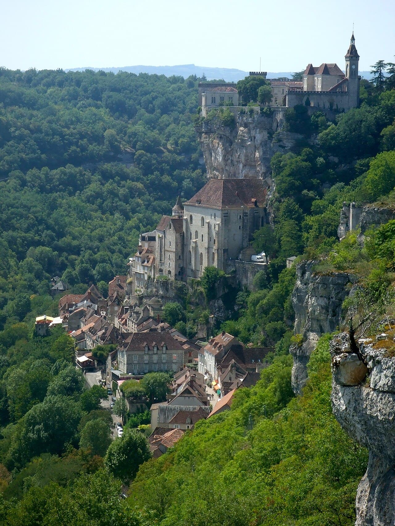Città religiosa di Rocamadour addossata alla scogliera calcarea