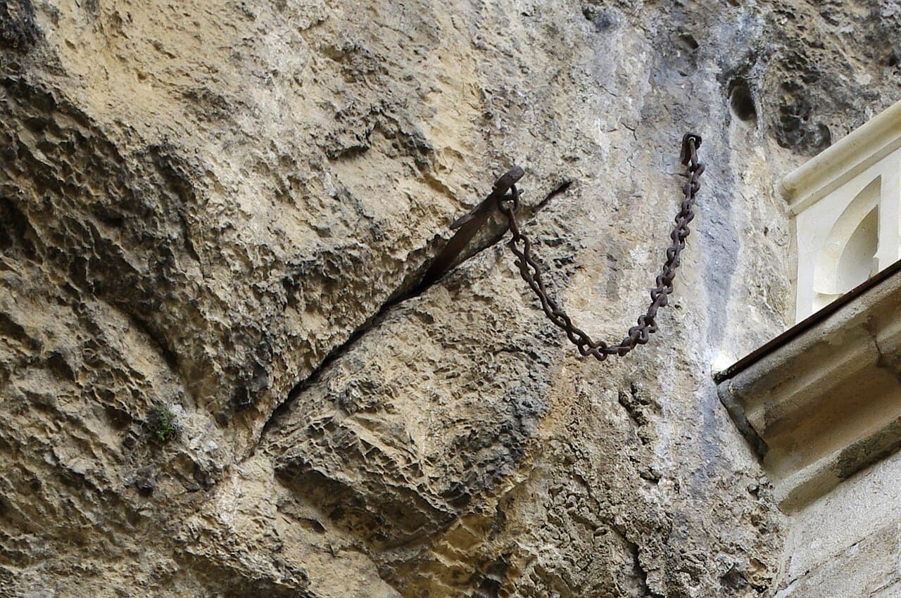 Replica della spada Durandal conficcata nella roccia di Rocamadour