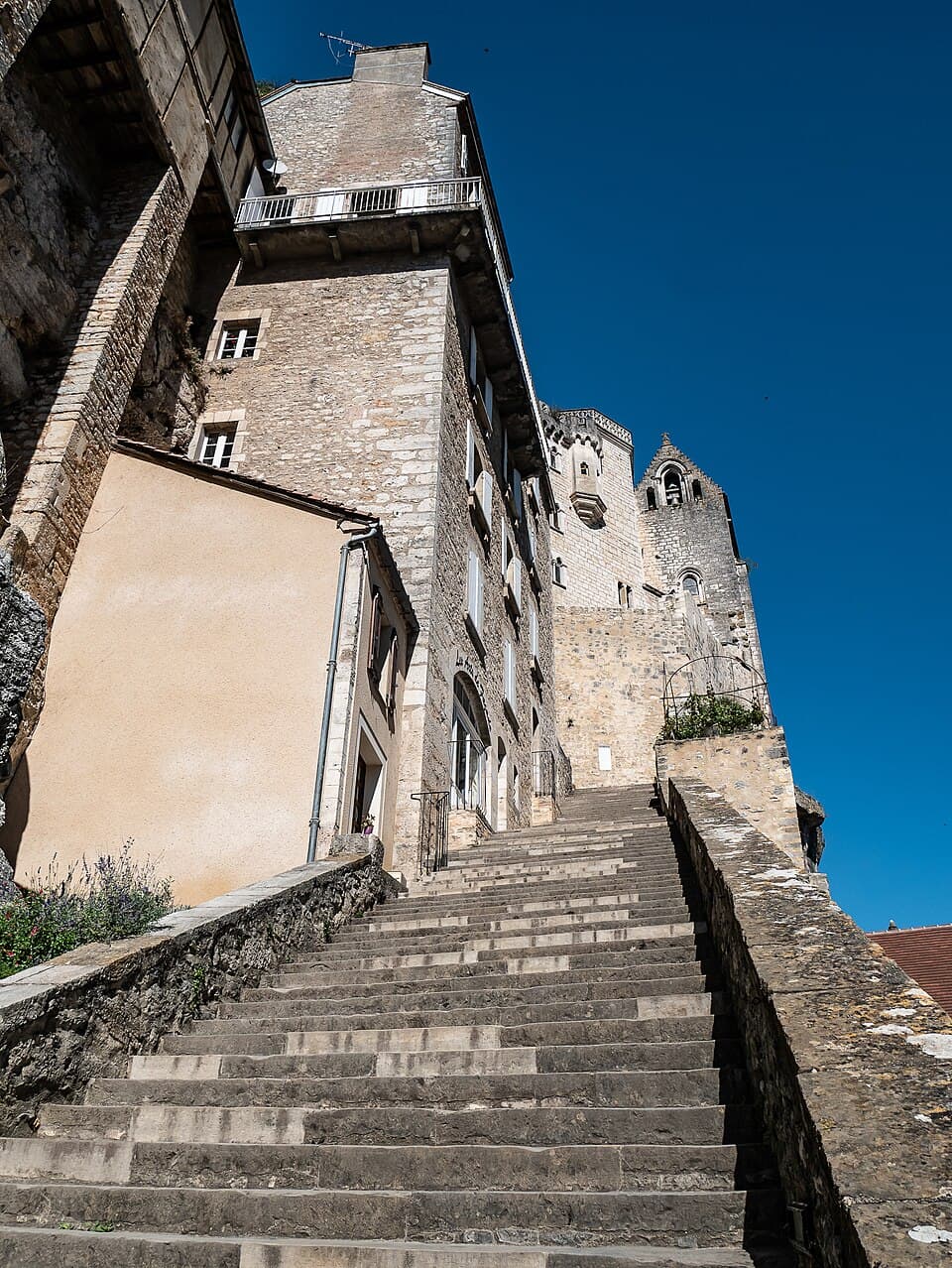 Grande Scalinata di Rocamadour che sale verso il sagrato dei santuari