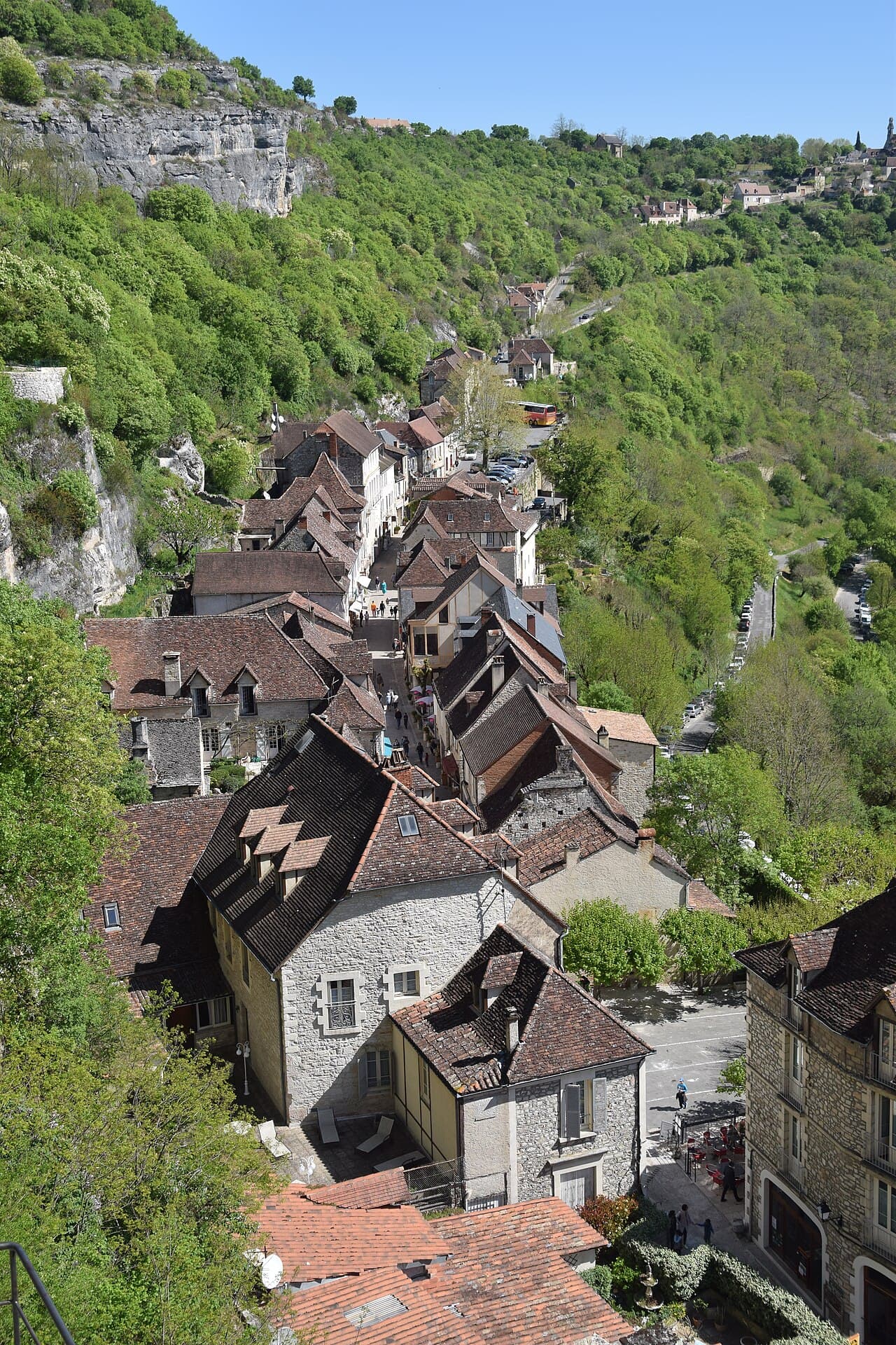 Veduta generale di Rocamadour disposta sulla scogliera sopra la valle dell'Alzou