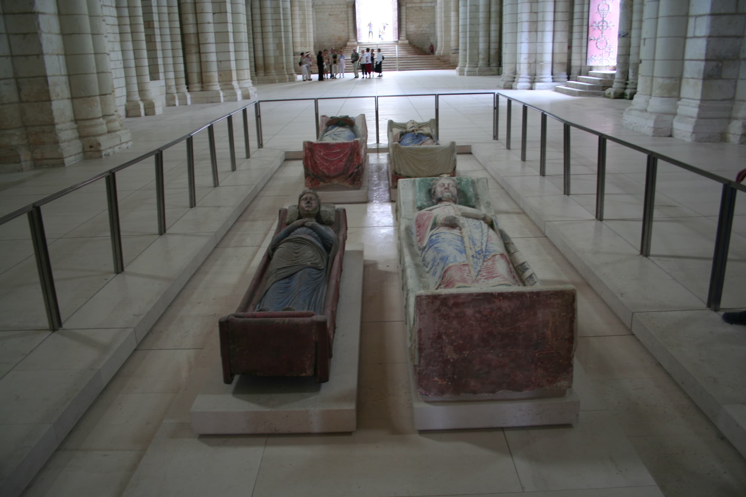 Die Grabfiguren Heinrichs II. von England und Eleonores von Aquitanien in der Abtei Fontevraud