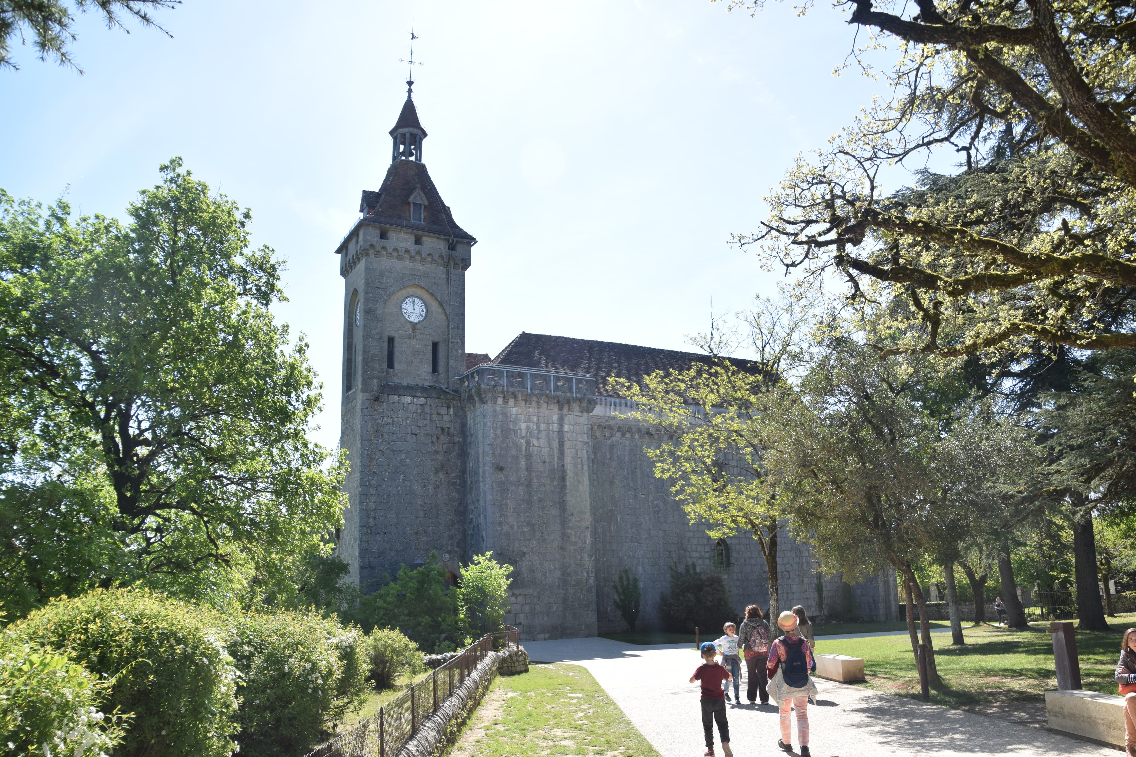 Die Burg von Rocamadour mit ihren Mauern auf dem Gipfel der Felswand