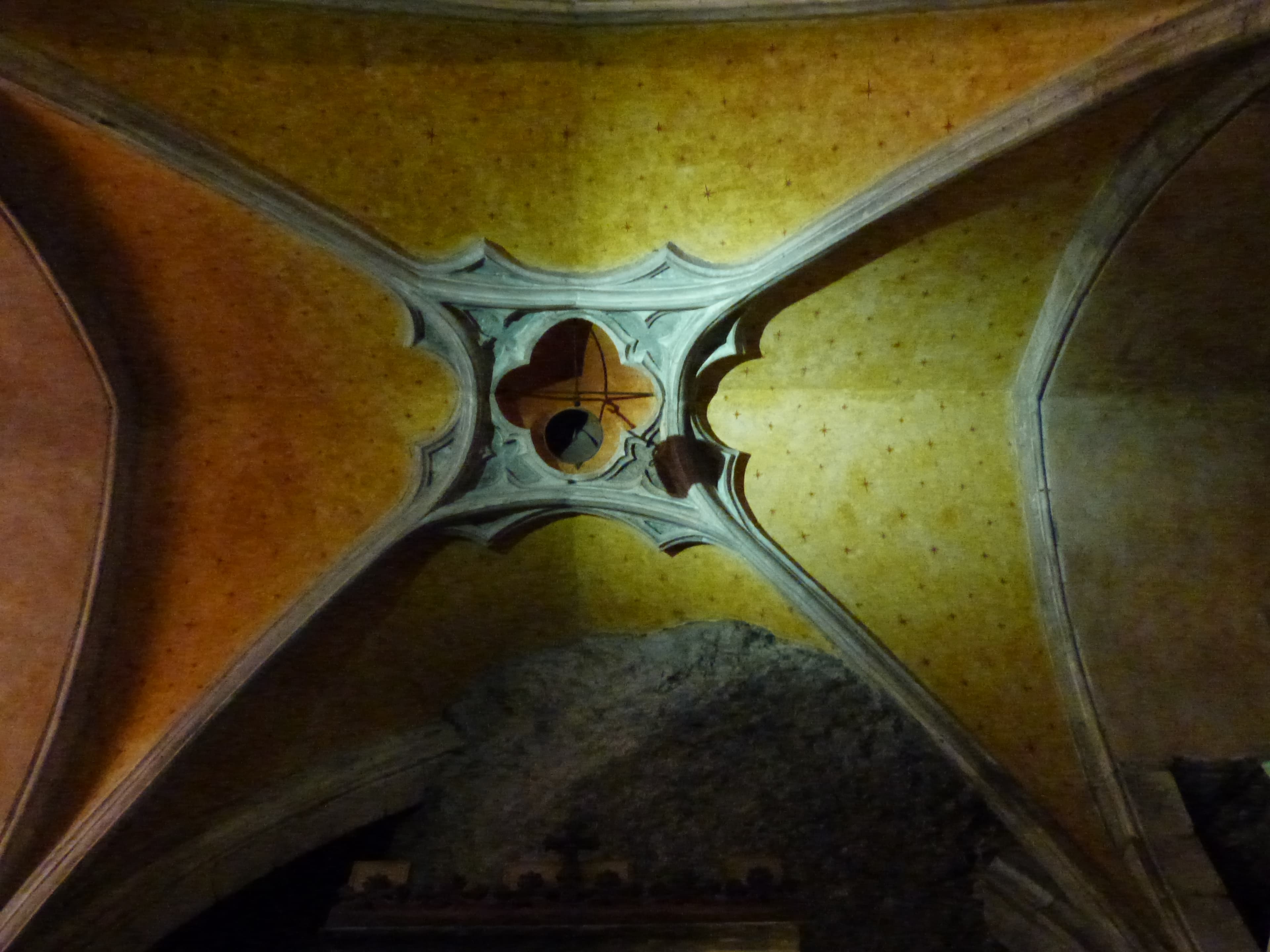 Die kleine Wunderglocke unter der Wölbung der Kapelle Notre-Dame