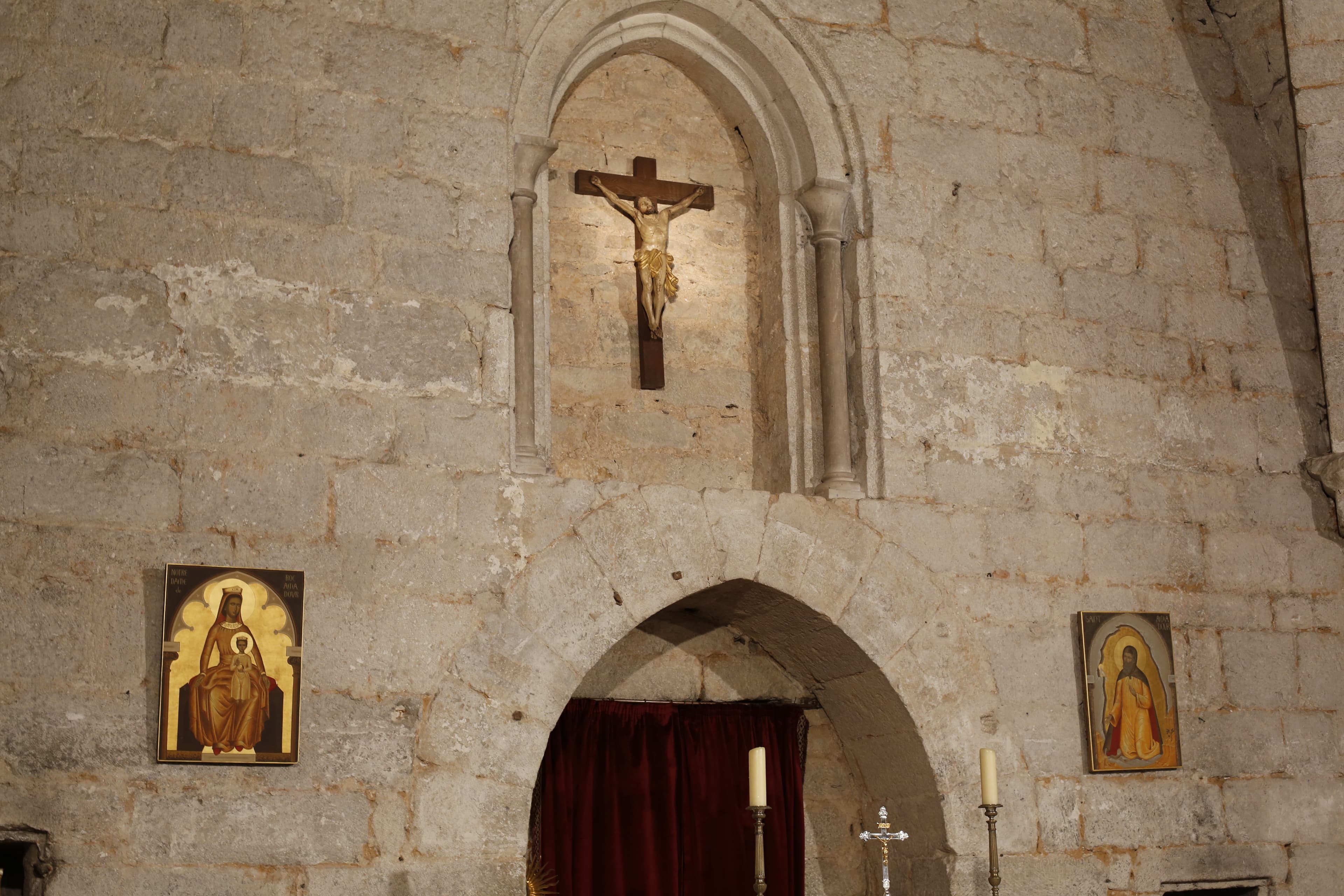 Das Innere der Krypta Saint-Amadour unter der Basilika