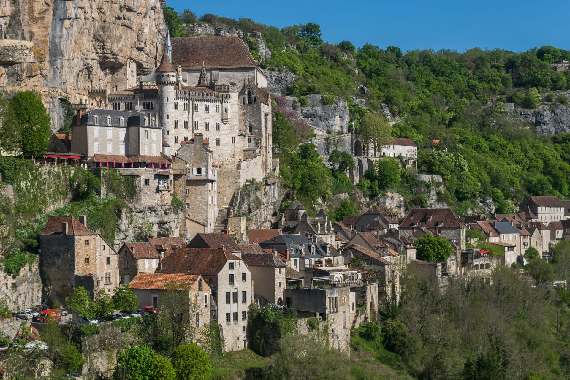 Panoramablick auf Rocamadour an der Felswand über dem Alzou-Tal