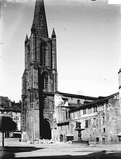 Der Glockenturm von Saint-Martin in Tulle, der ehemaligen Abteikirche