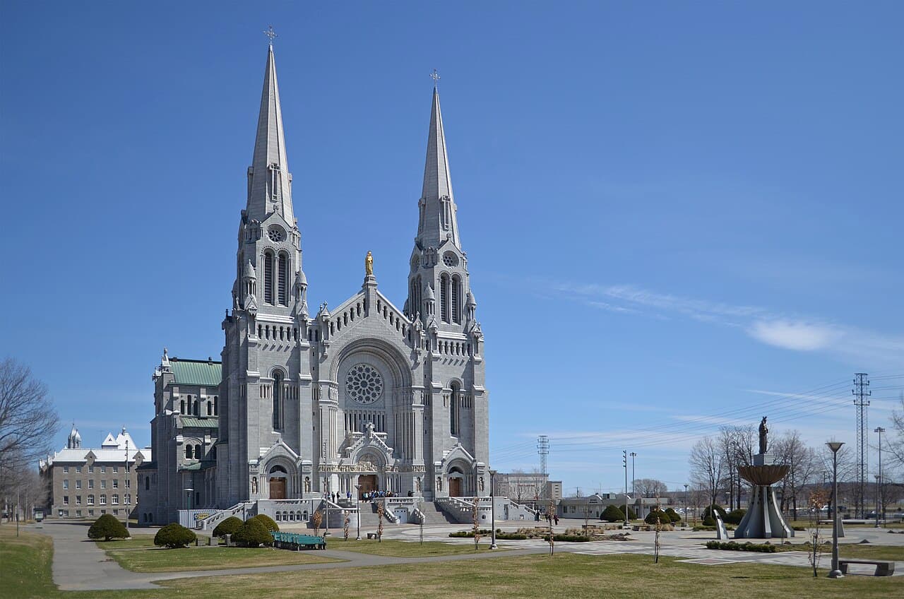 A fachada e as duas torres da basílica de Sainte-Anne-de-Beaupré