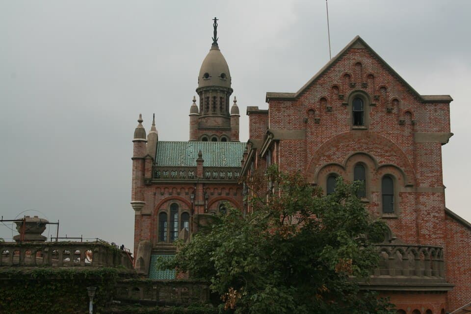 La basilique de Sheshan, ses façades de brique et son clocher surmonté de Marie Auxiliatrice