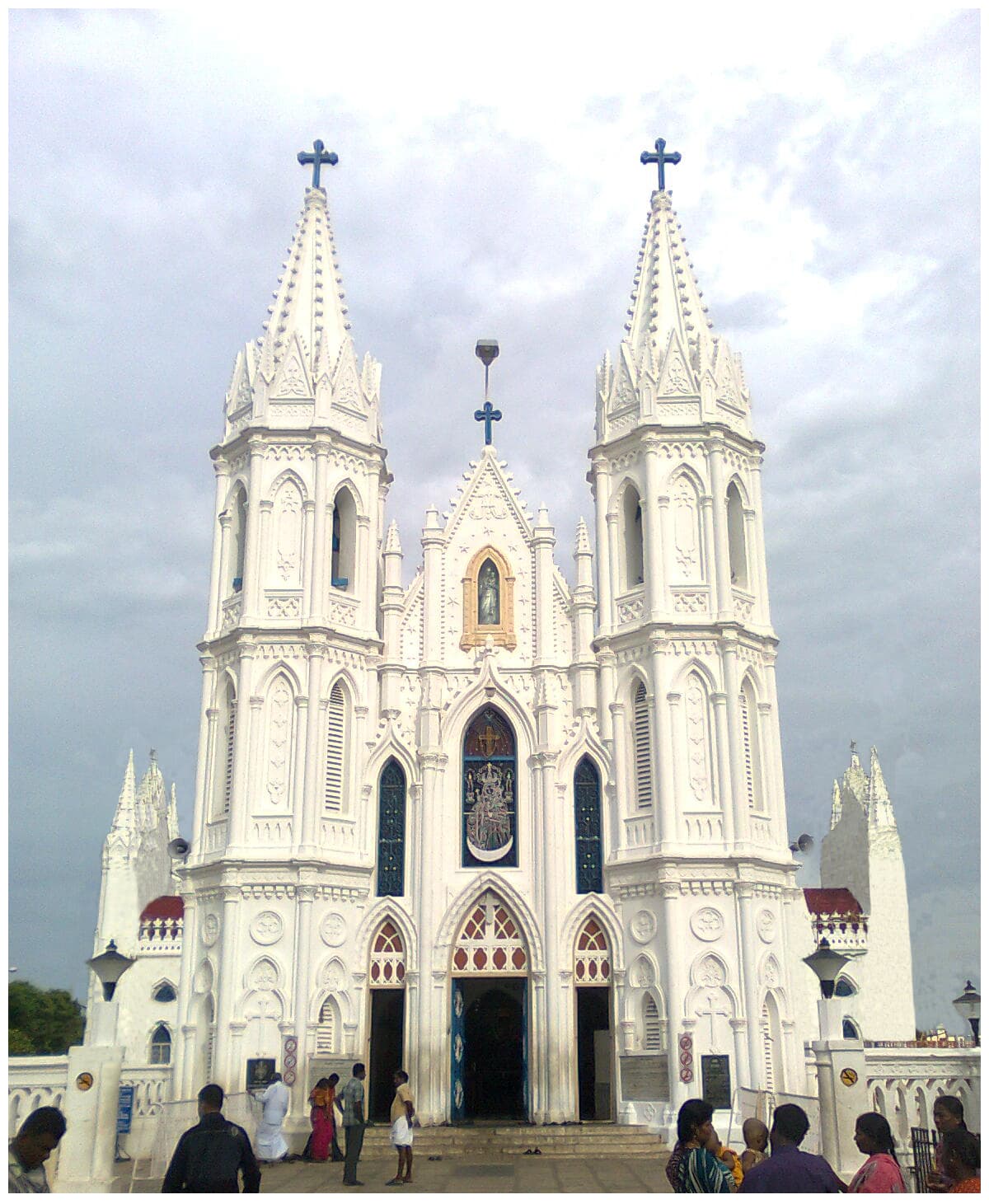 Weiße Fassade der Basilika Unserer Lieben Frau von der Guten Gesundheit in Velankanni