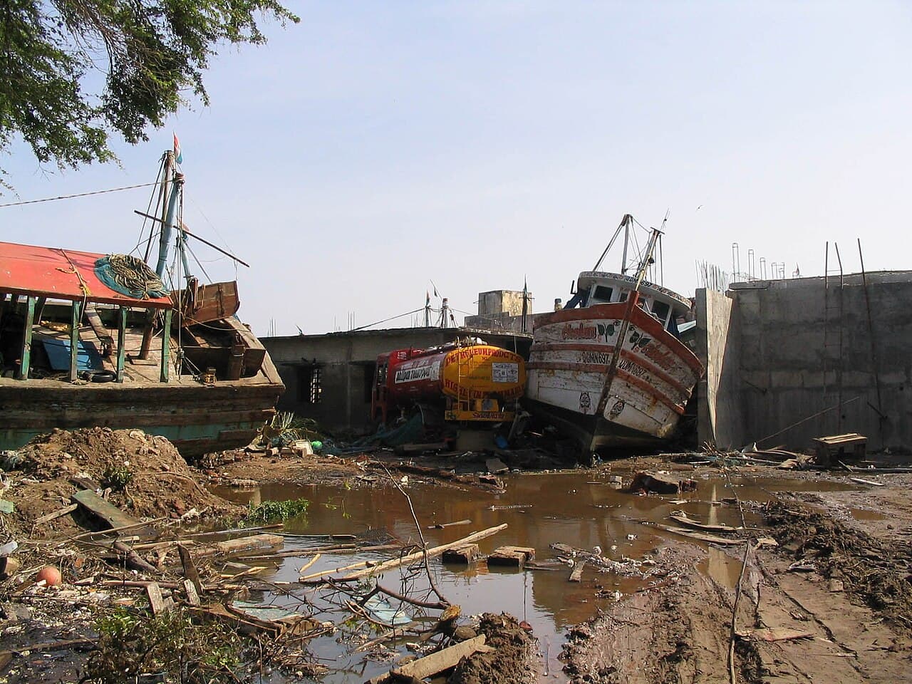 Daños causados por el tsunami en el puerto de Nagapattinam, enero de 2005