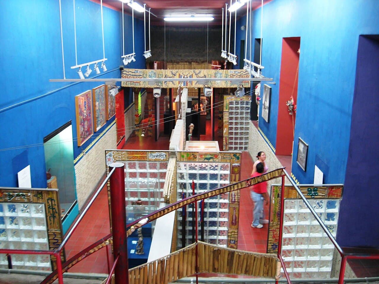 2009'da fotoğraflanan Zapopan Huichol Müzesi'nin salonları ve vitrinleri