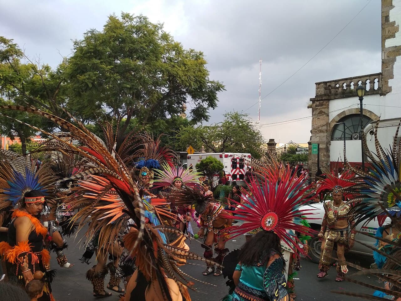 12 Ekim 2018 Zapopan Romeríası'nda tüylü başlıklı dansçılar