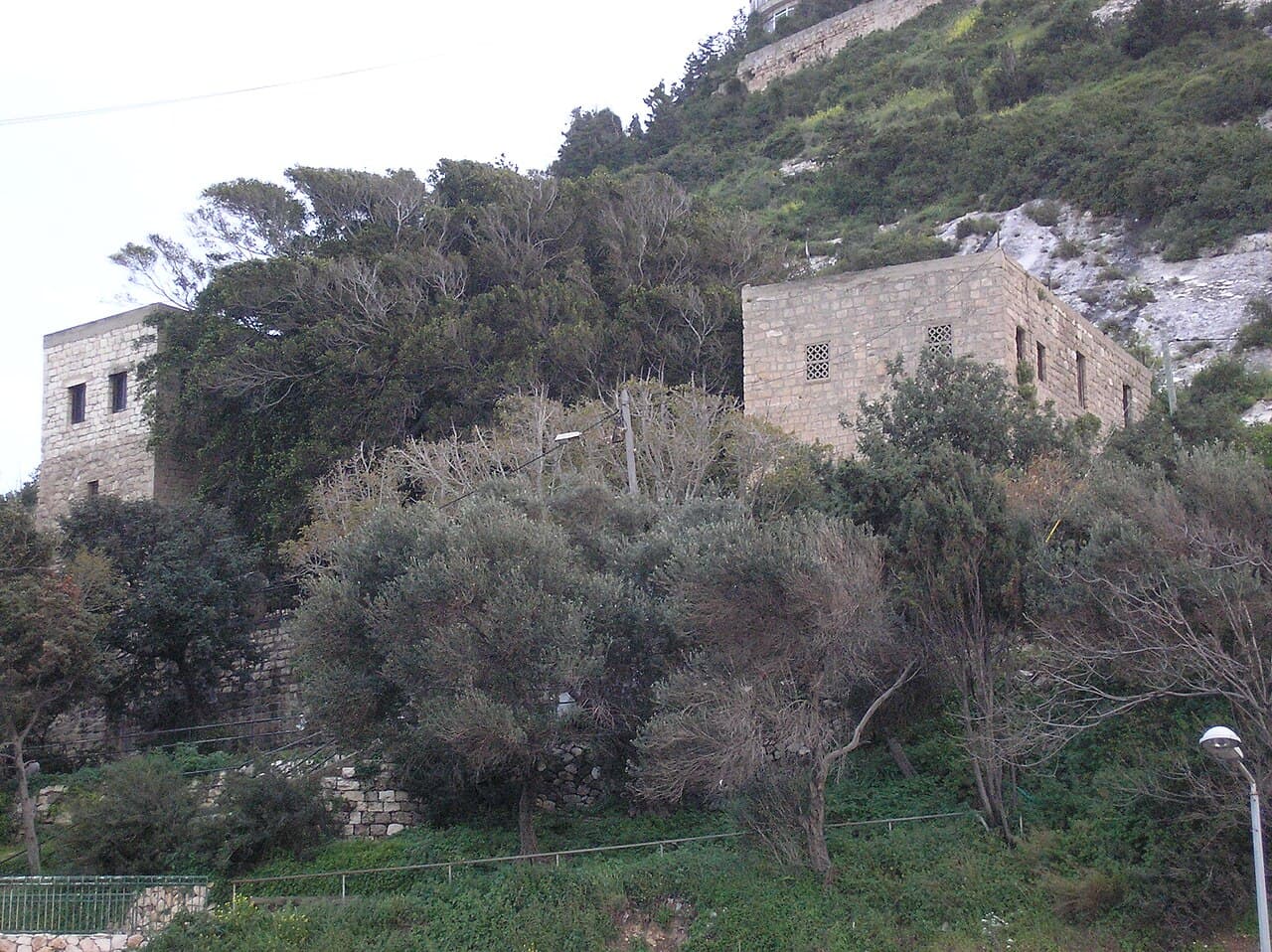 Ingresso della grotta di Elia sul fianco del monte Carmelo a Haifa