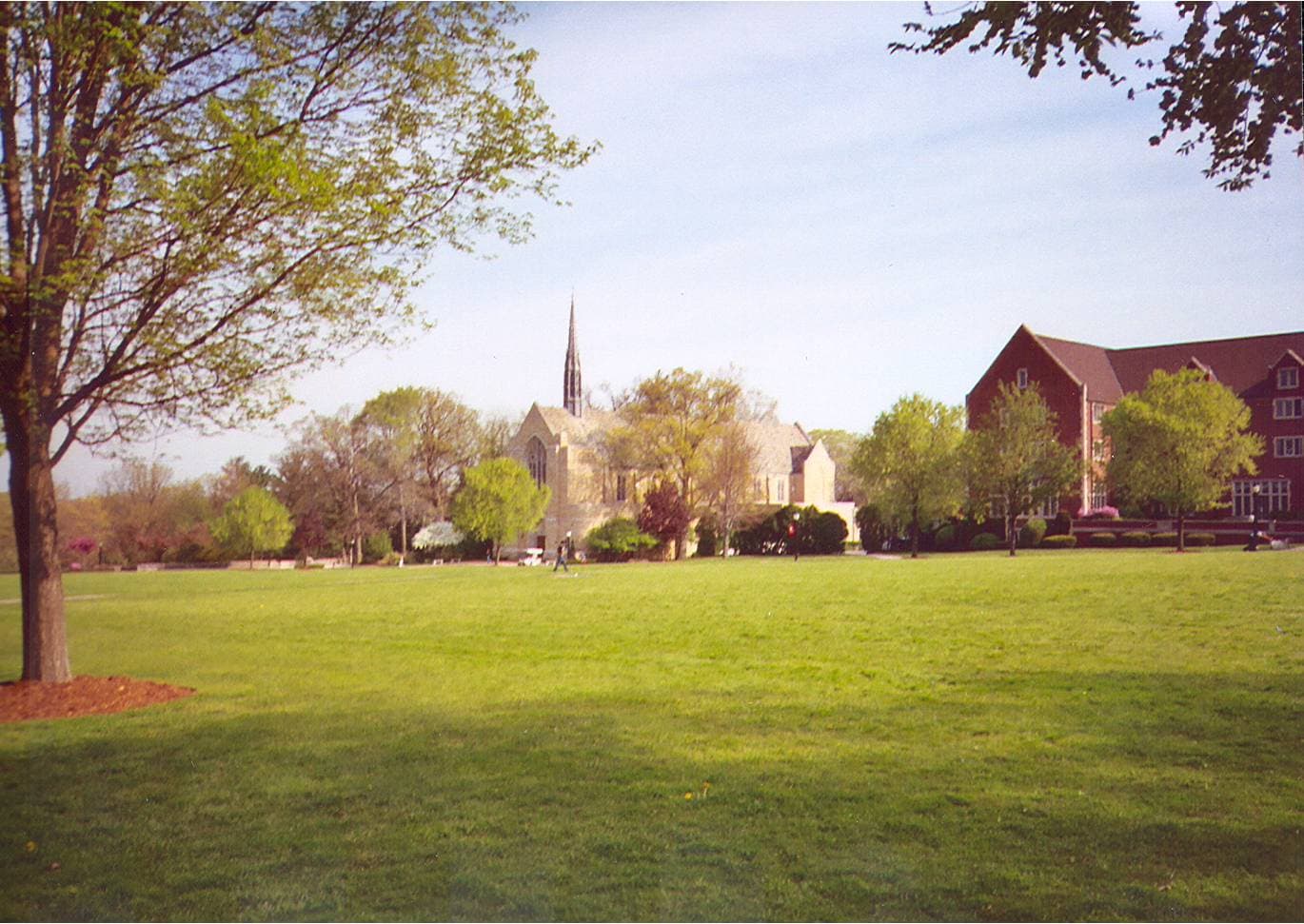 O pátio de Grove City College com a capela Harbison