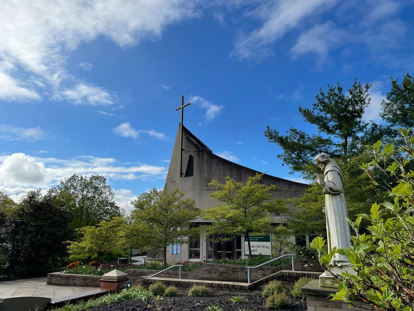 Capela de Cristo Rei e estátua no campus da Franciscan University de Steubenville