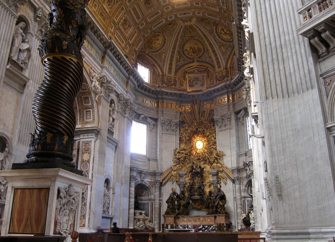 Кафедра Святого Петра (Cathedra Petri) работы Бернини в апсиде базилики Святого Петра, увенчанная голубем Святого Духа