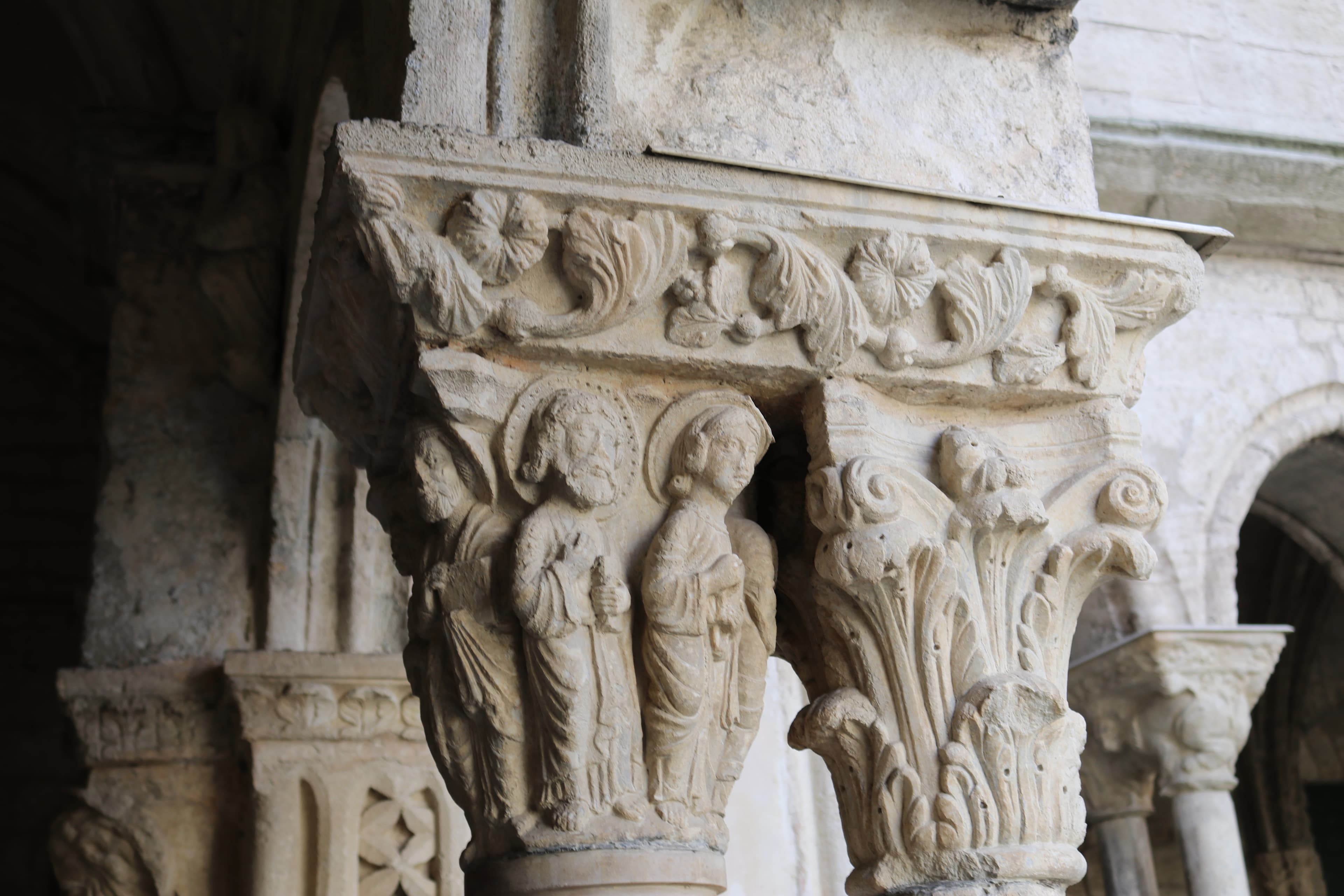 Rzeźbione kapitele wschodniej galerii krużganka Saint-Trophime w Arles