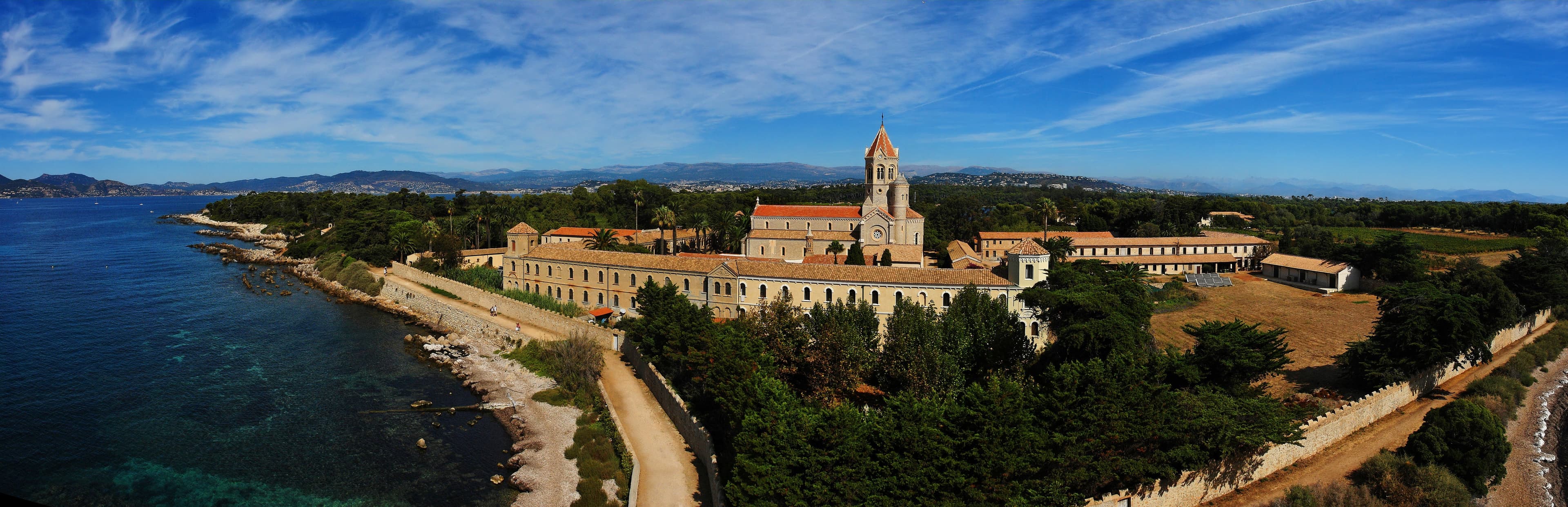 Panorama opactwa Lérins na wyspie Saint-Honorat, widok od morza