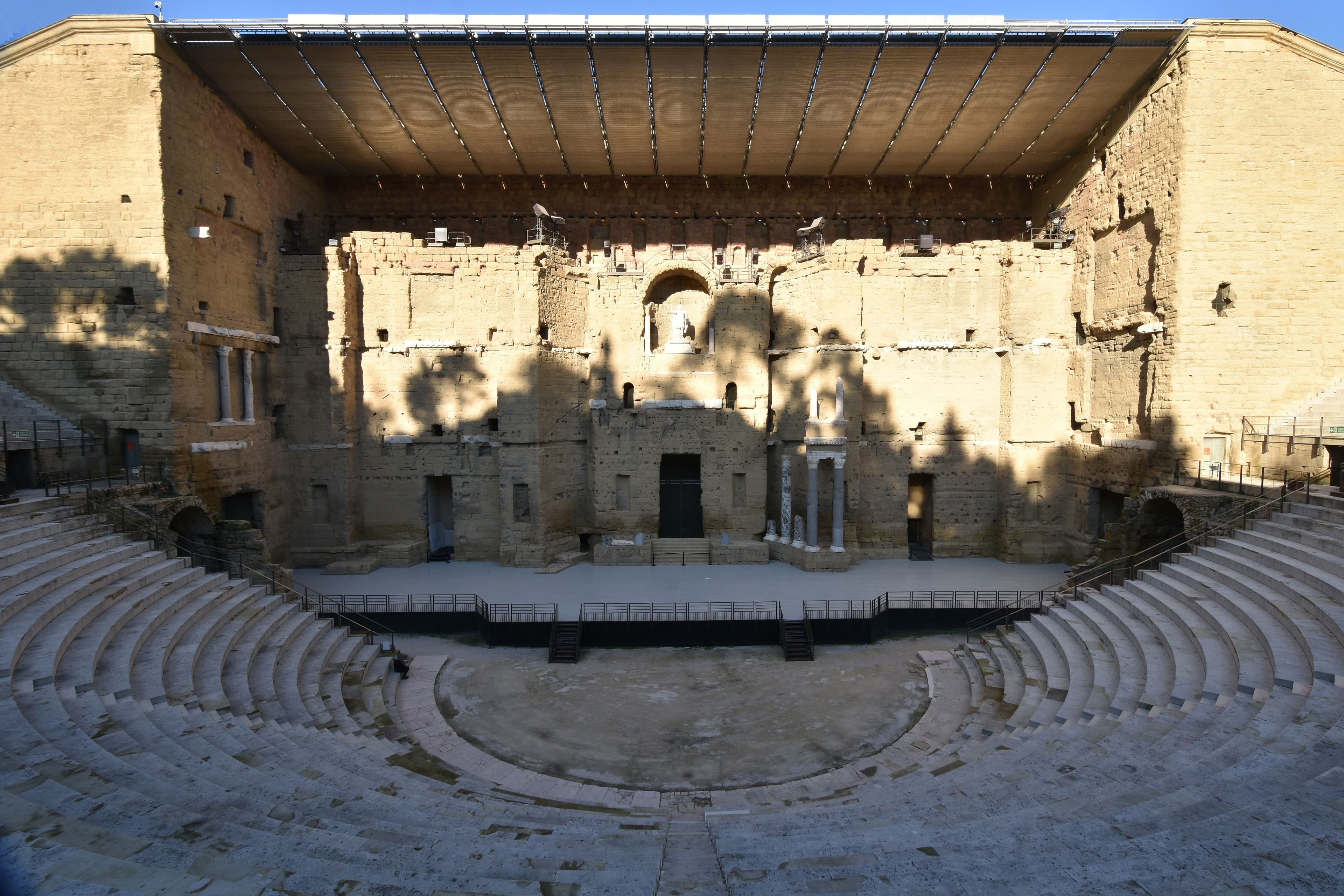 Wielki rzymski mur teatru antycznego w Orange