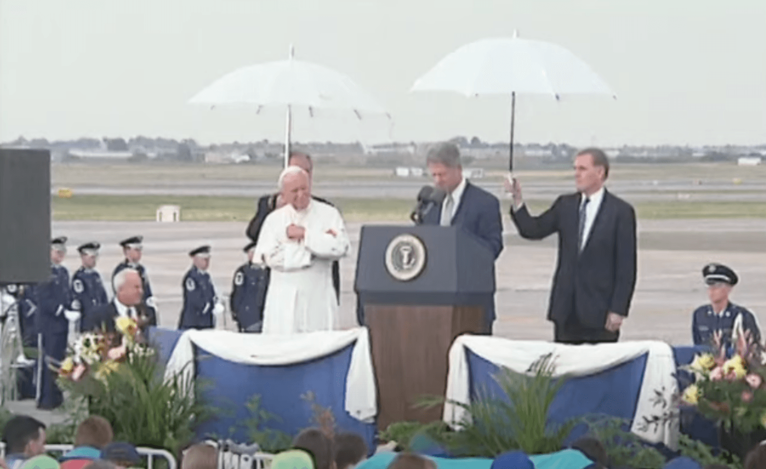 El papa Juan Pablo II recibido por el presidente Bill Clinton en Denver en 1993