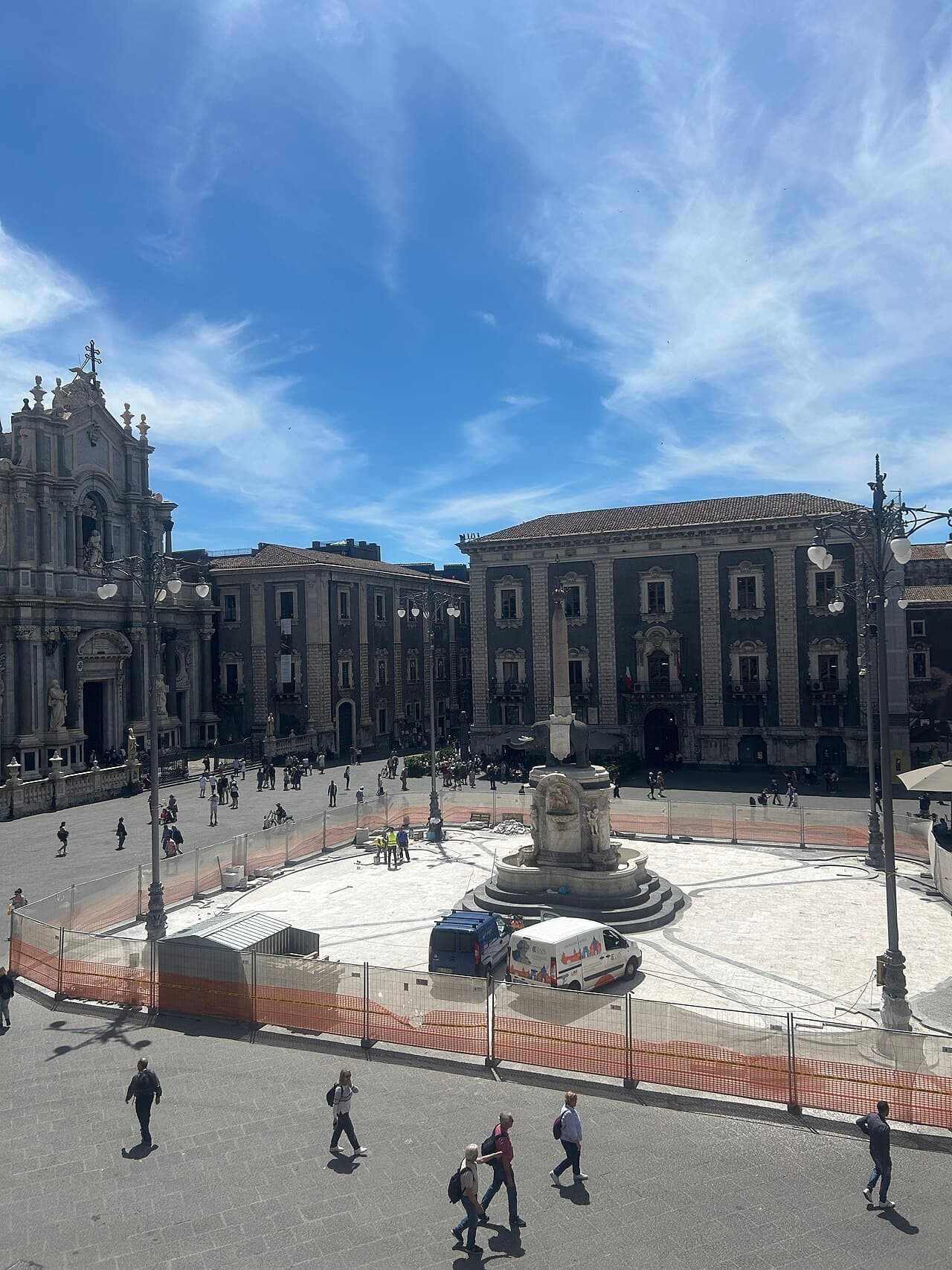 La Piazza del Duomo di Catania con la Fontana dell'Elefante e la cattedrale di Sant'Agata
