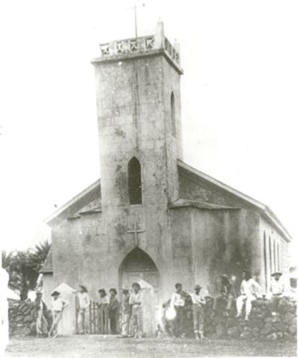 Uomini e ragazzi di Kalawao davanti alla chiesa di Santa Filomena