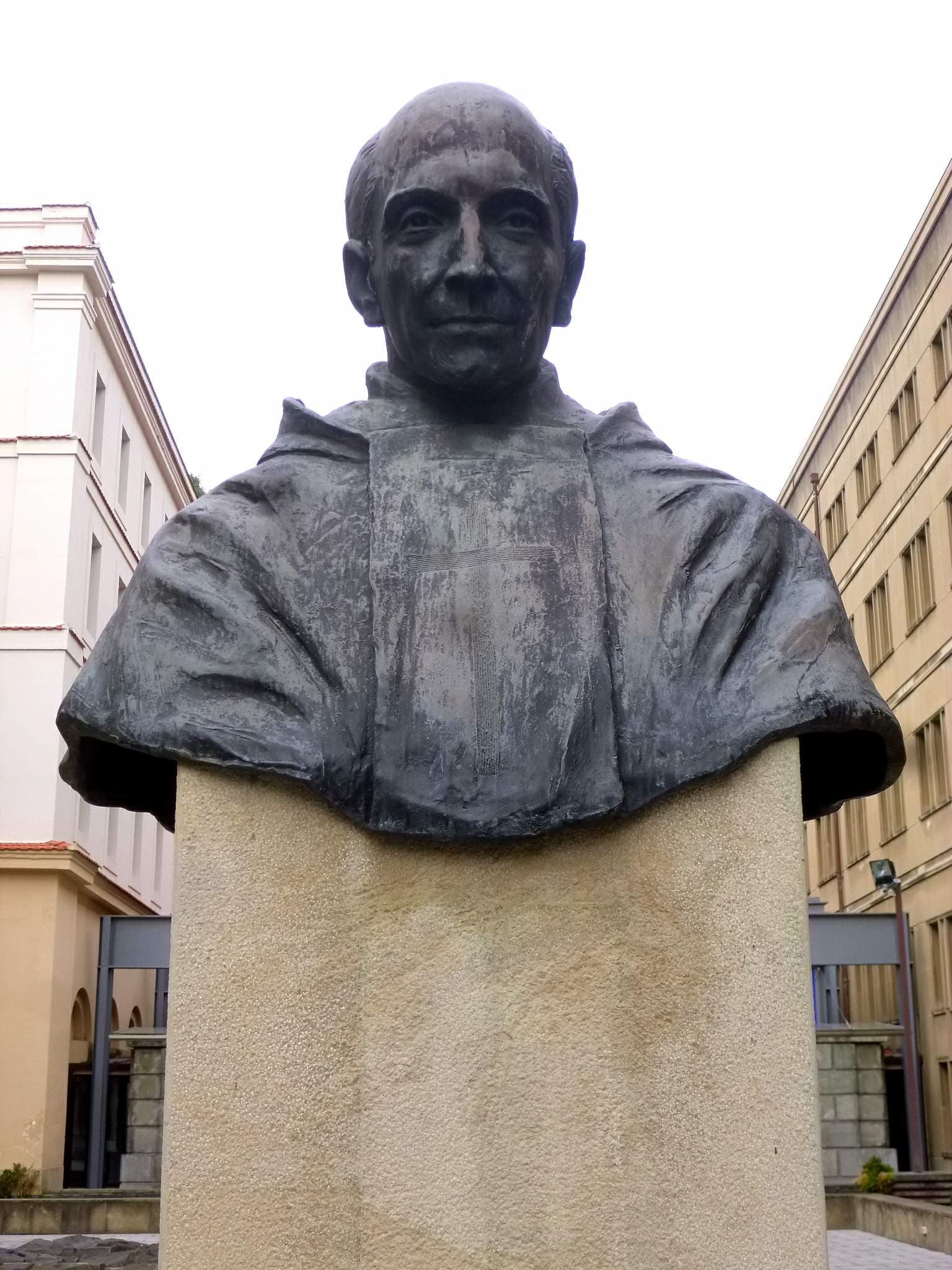 Monumento a Pedro Arrupe all'Università di Deusto, a Bilbao