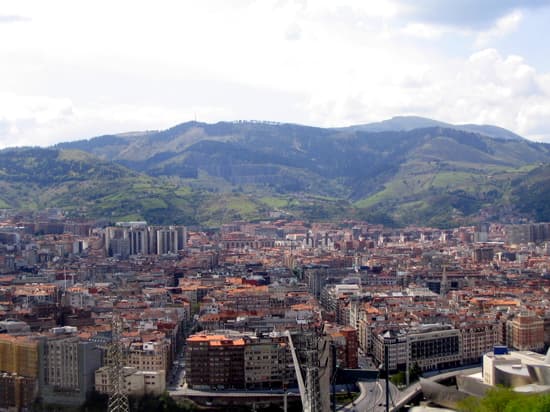 Vista de Bilbau, cidade natal de Pedro Arrupe, com o museu Guggenheim junto à ria