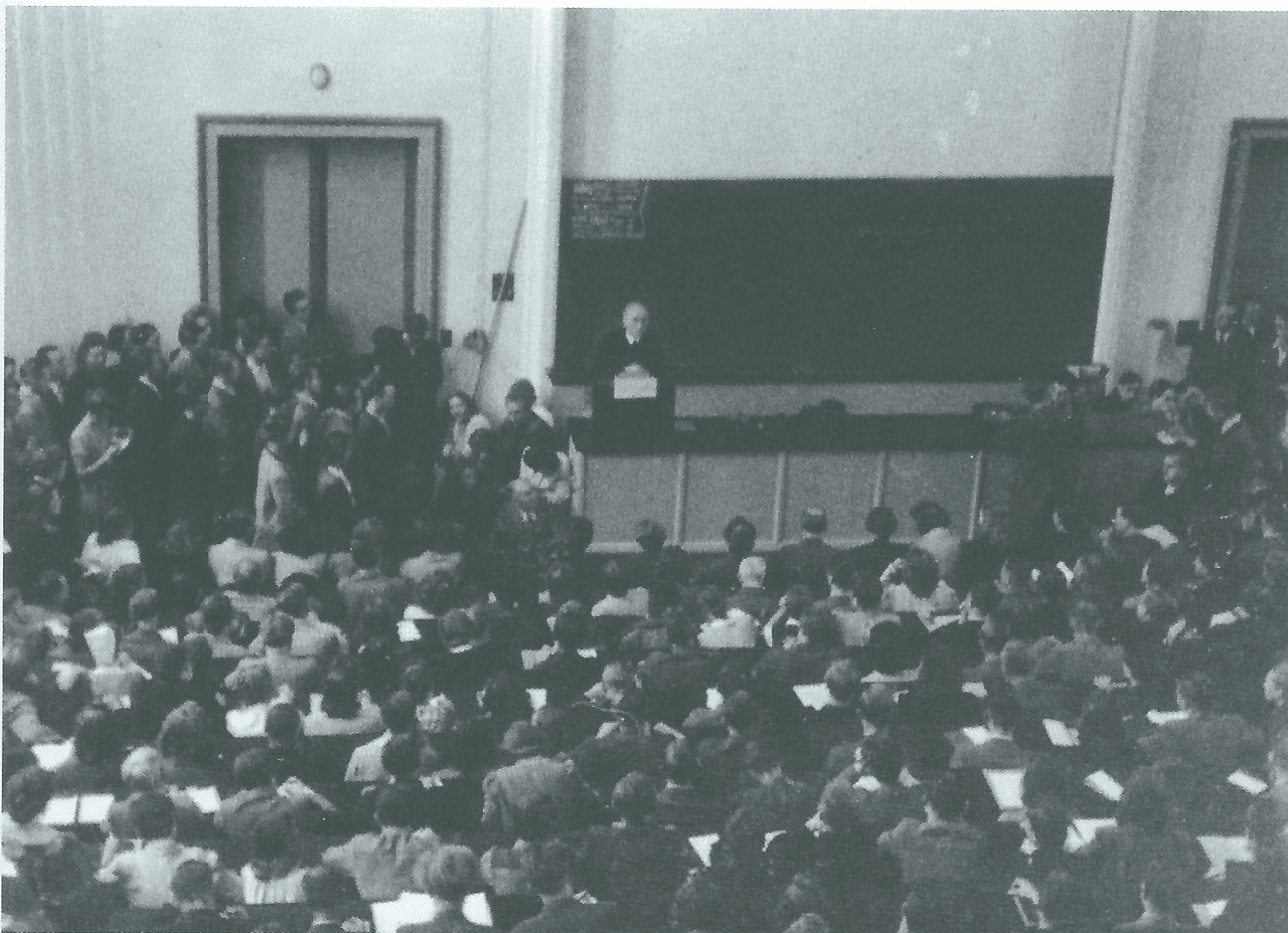 Romano Guardini a dar uma aula na universidade