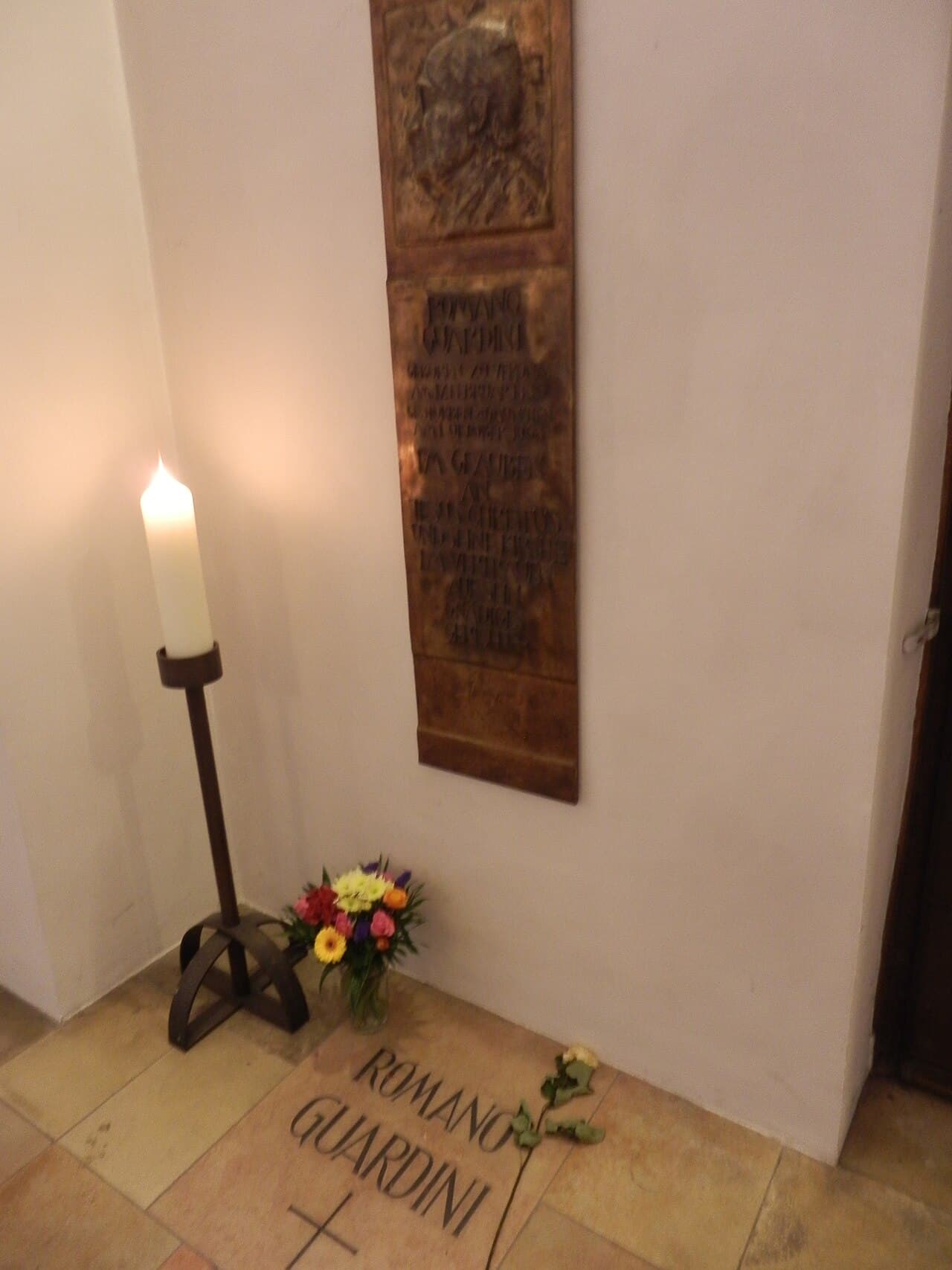 Túmulo de Romano Guardini na igreja universitária de São Luís em Munique
