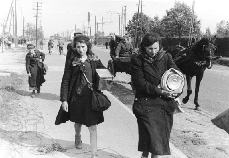 Польские гражданские беженцы на дороге в сентябре 1939 года