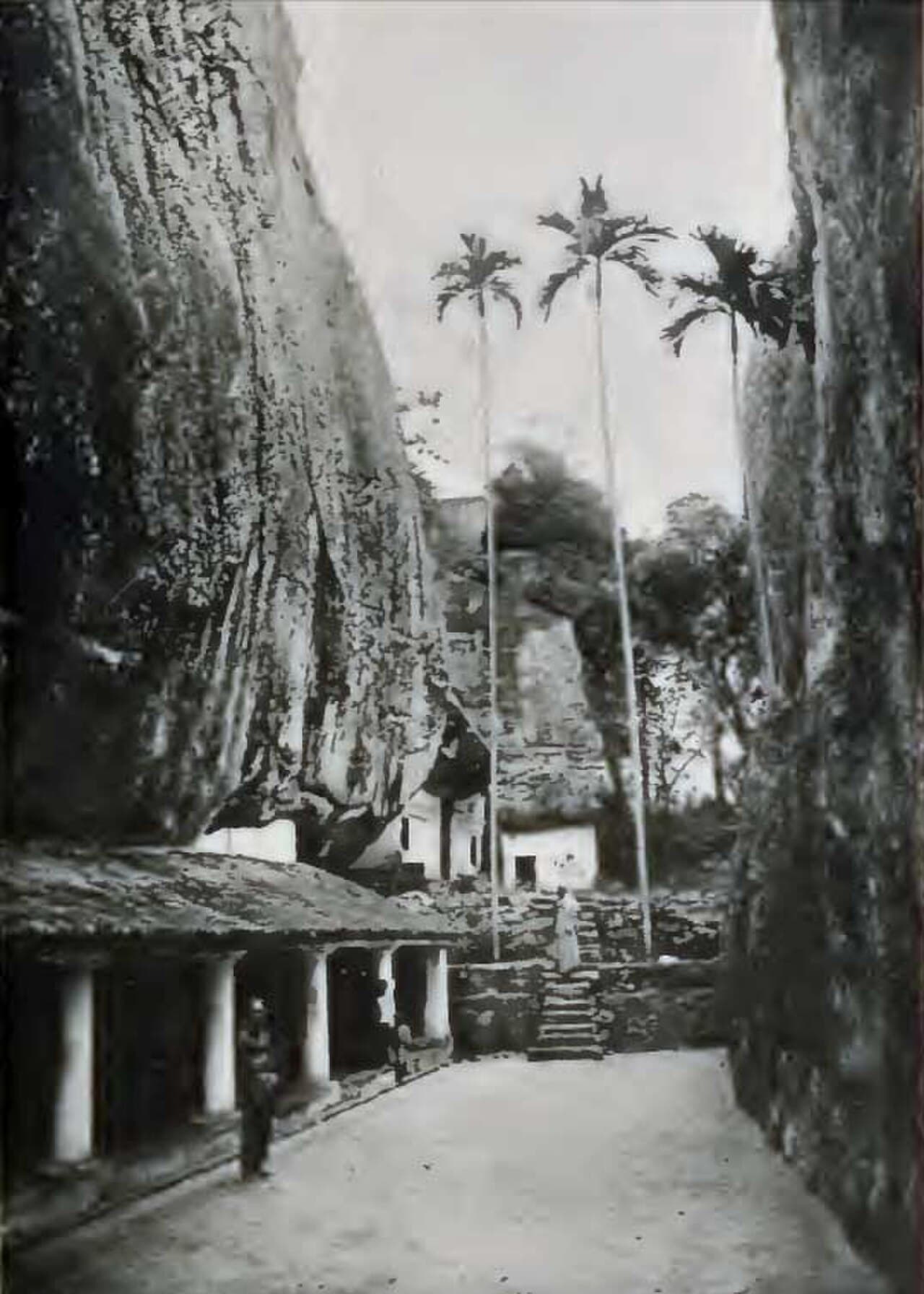 Скальный храм Алувихара, сфотографированный в 1896 году среди скал