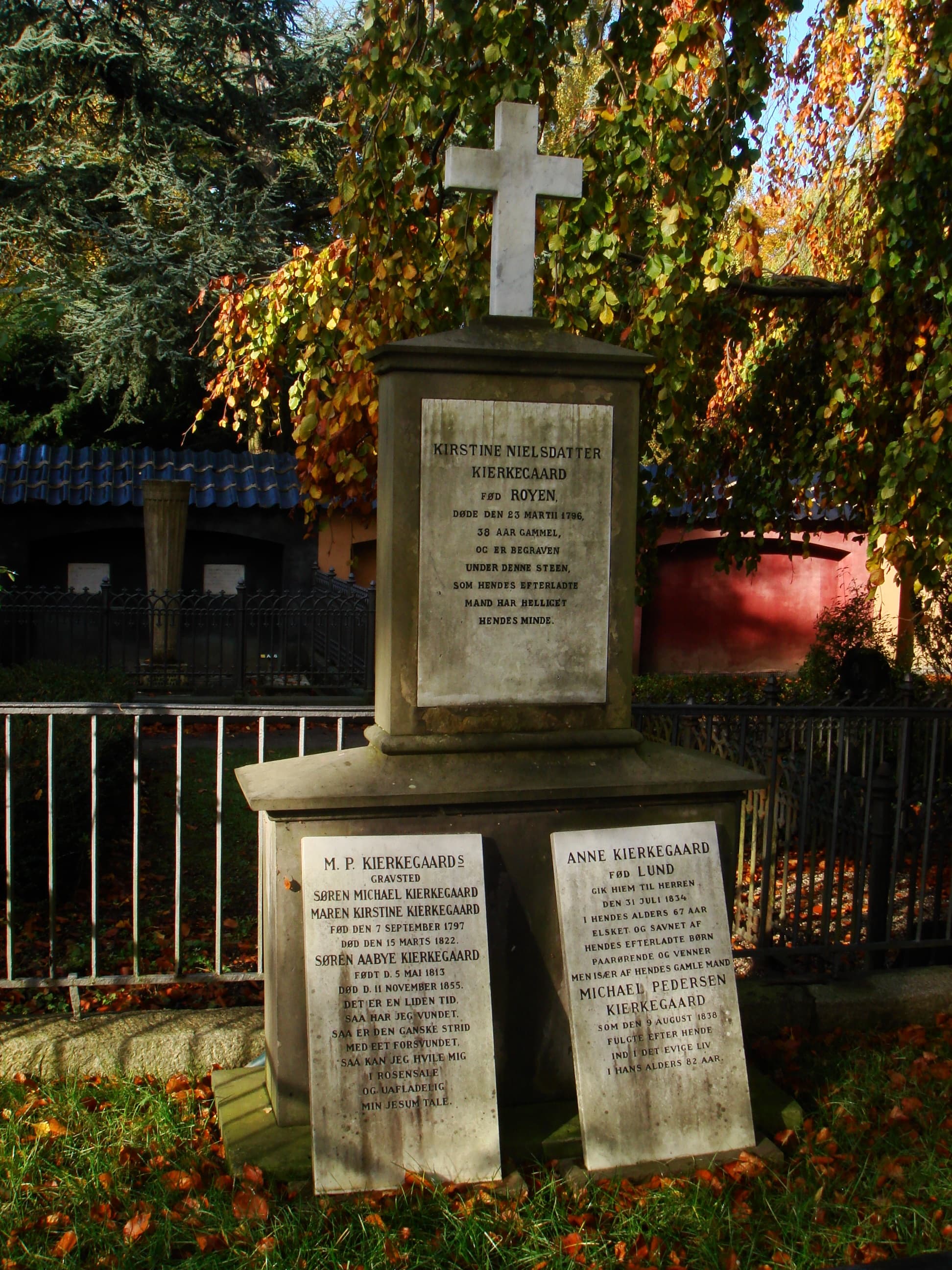 Familiengrab der Kierkegaards auf dem Assistens-Friedhof; Søren steht unten links.