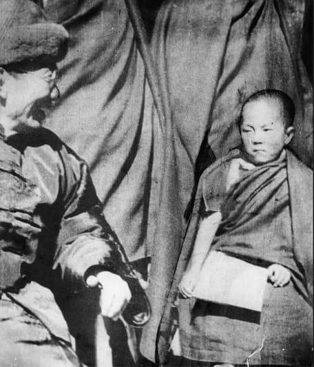 Юный Далай-лама принимает У Чжунсиня 31 января 1940 года