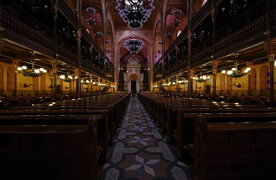 Wnętrze wielkiej synagogi przy ulicy Dohány w Budapeszcie
