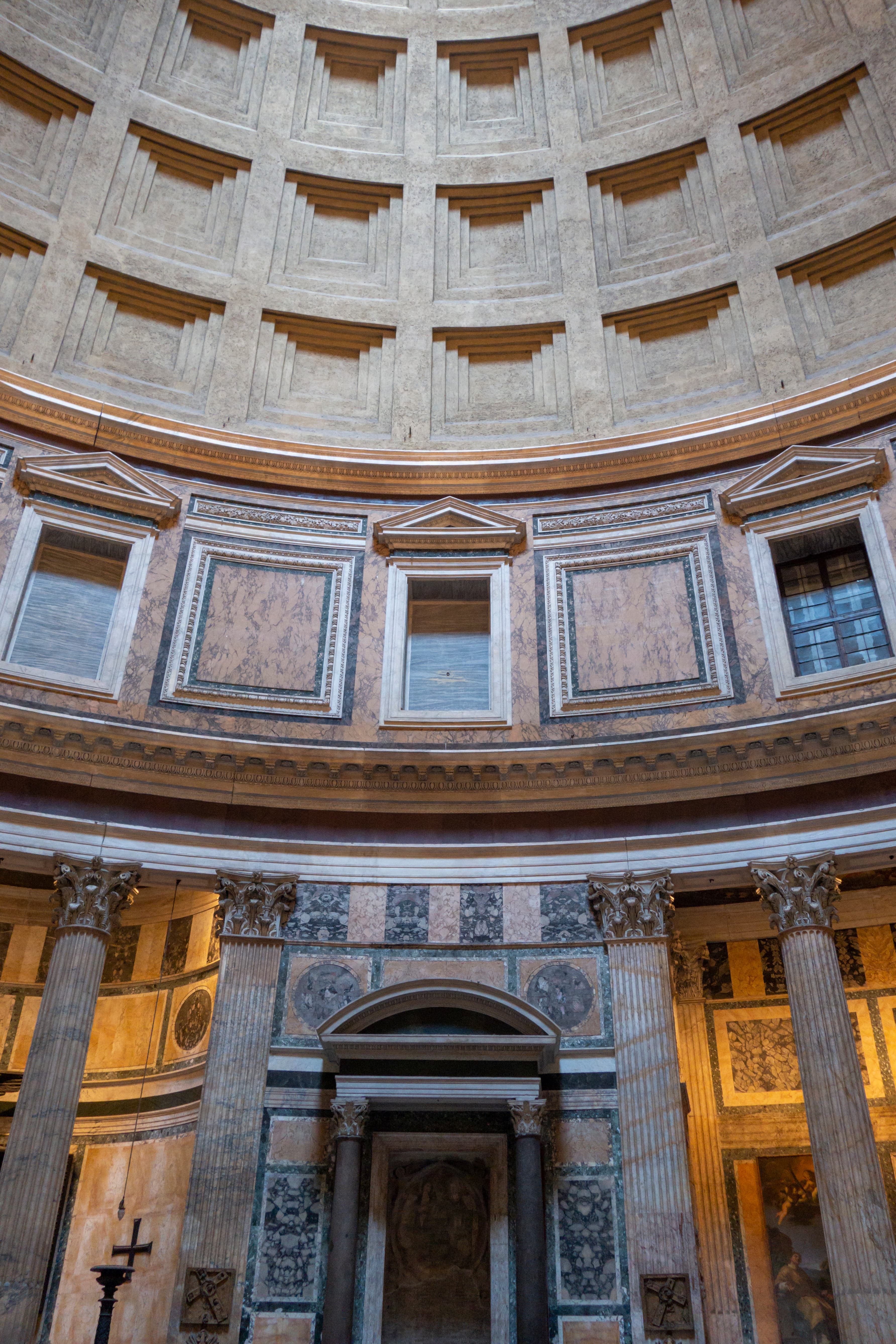 Roma'daki Pantheon'un içinde mermer sütunlar ve kubbenin kasetli tavanı.