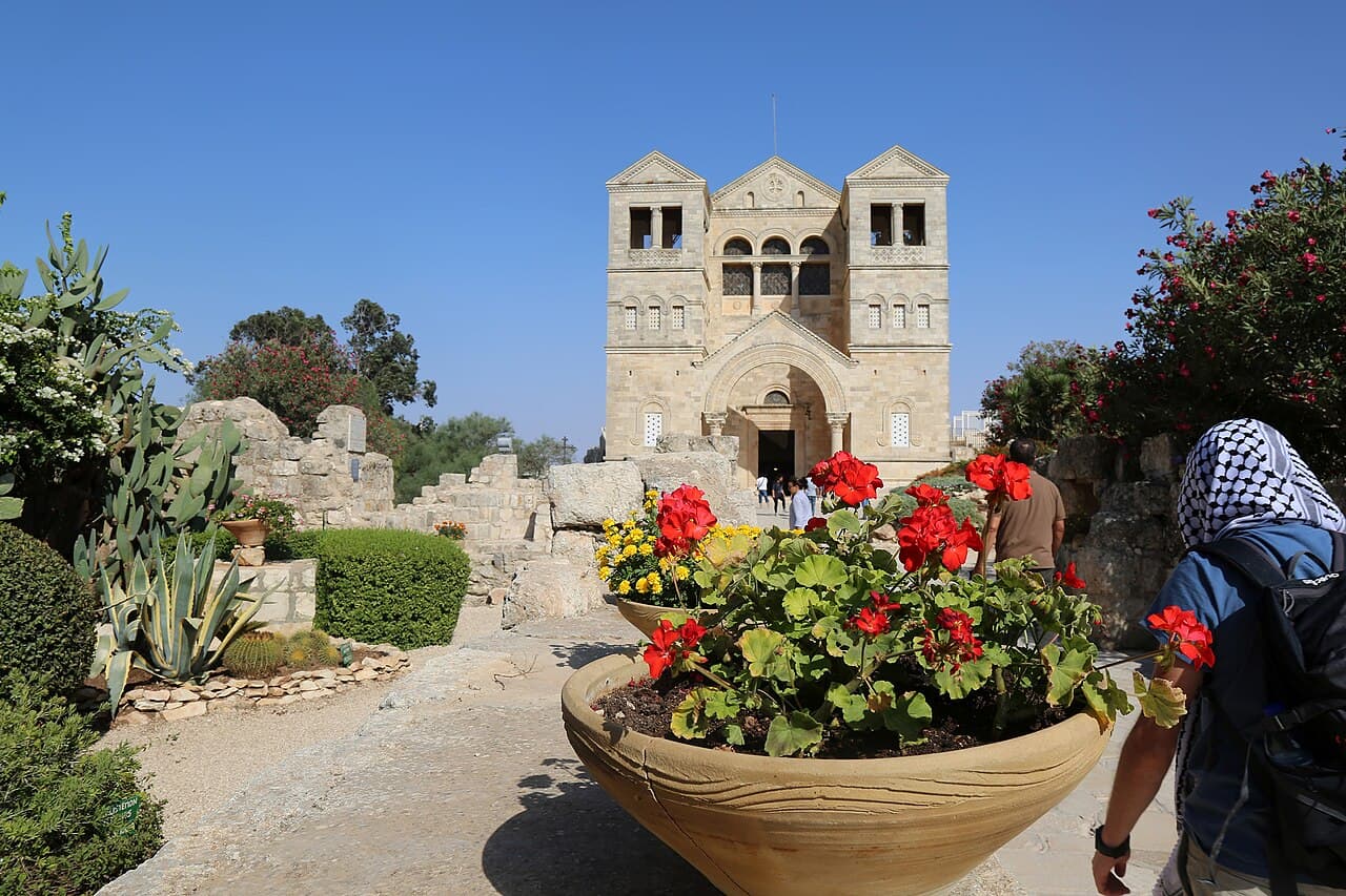 Facciata e due campanili della basilica della Trasfigurazione sul monte Tabor