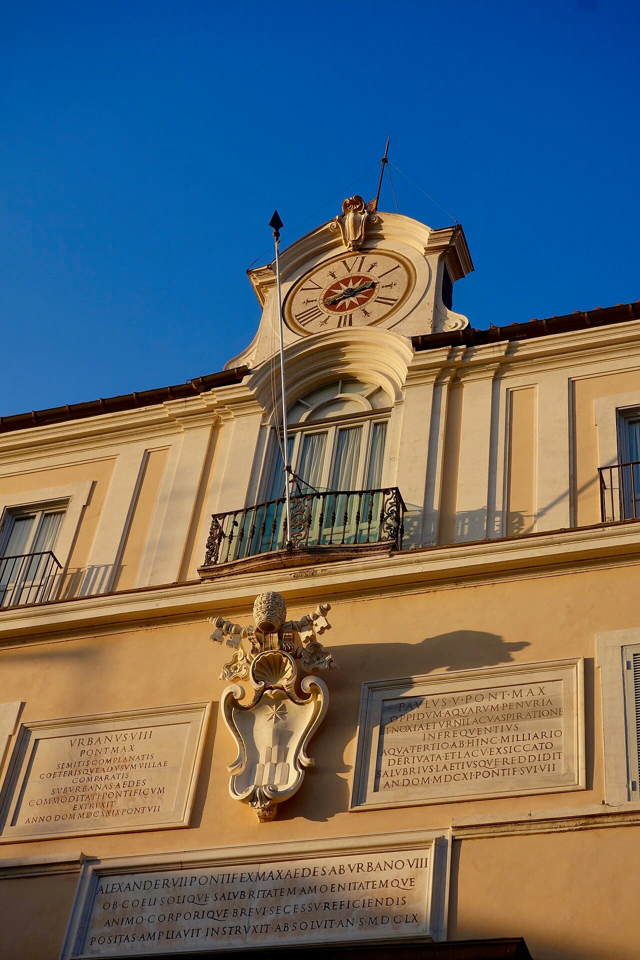 Balcone e orologio della facciata del palazzo pontificio di Castel Gandolfo
