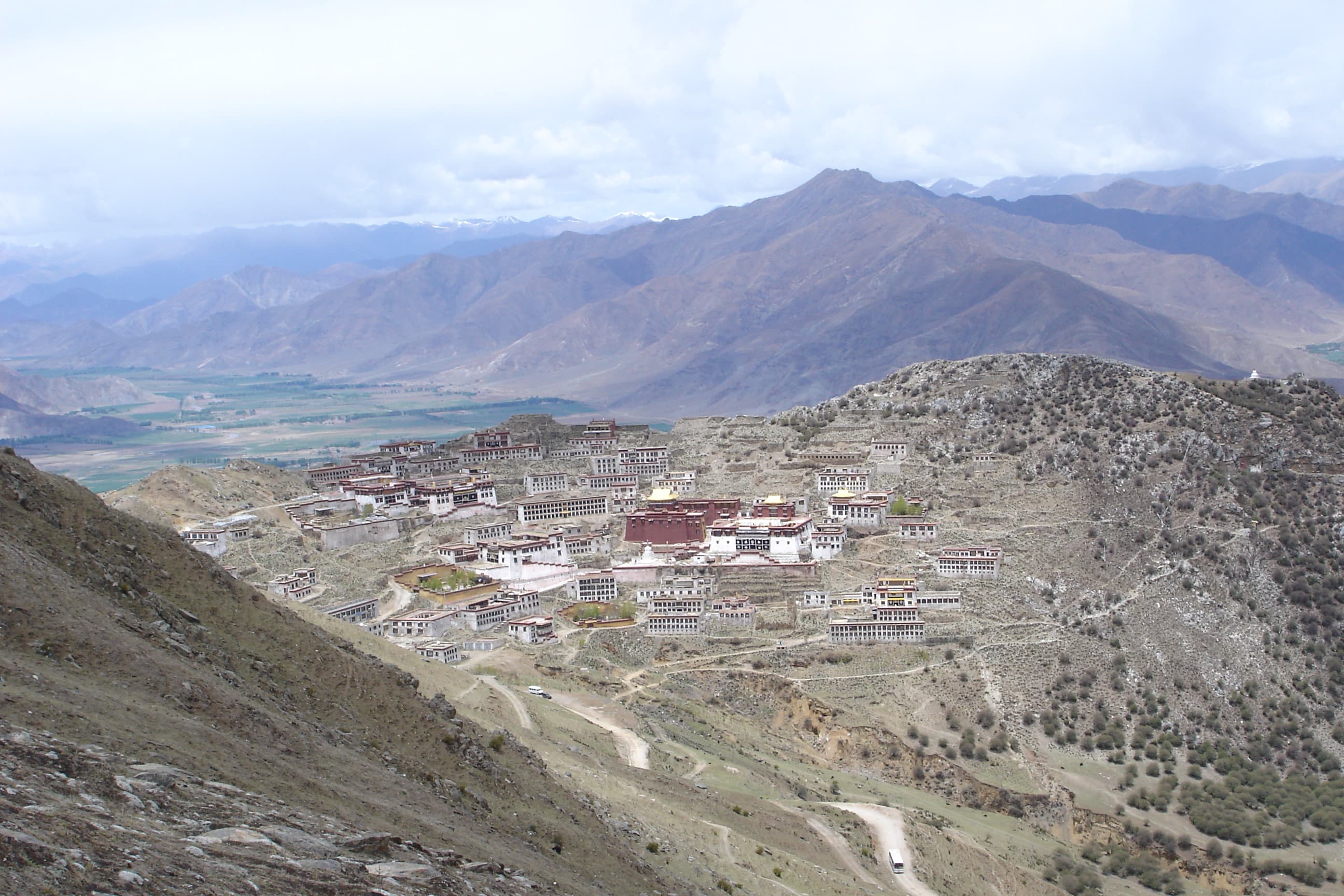 Vue du monastère de Ganden sur les pentes d’une montagne tibétaine en 2006