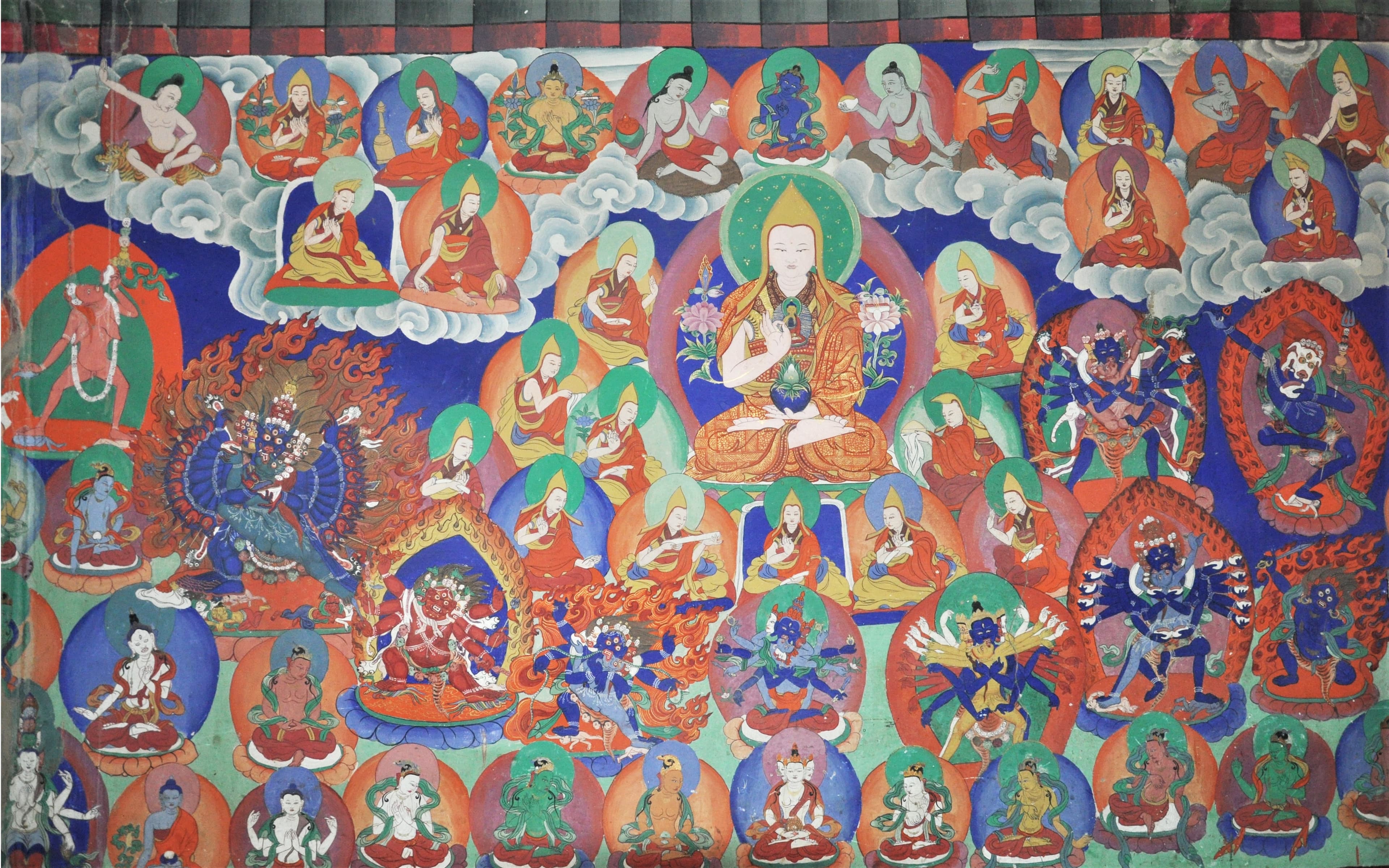 Peinture murale colorée de Tsongkhapa entouré de disciples au monastère de Mune
