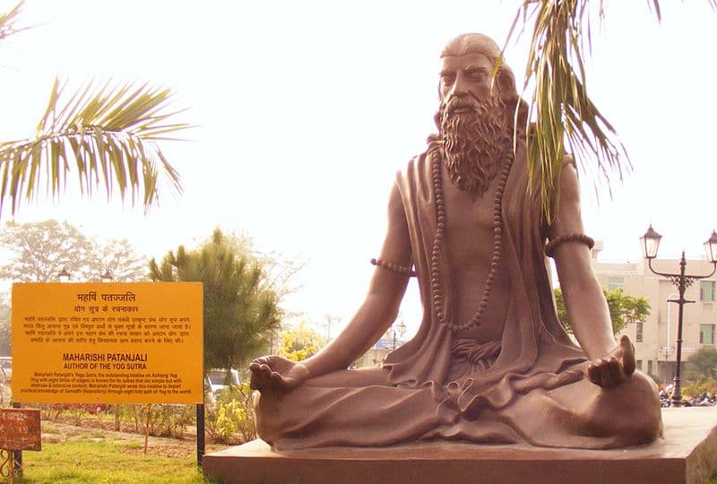 Statua moderna di Patañjali, compilatore degli Yoga Sutra, al Patanjali Yogpeeth di Haridwar