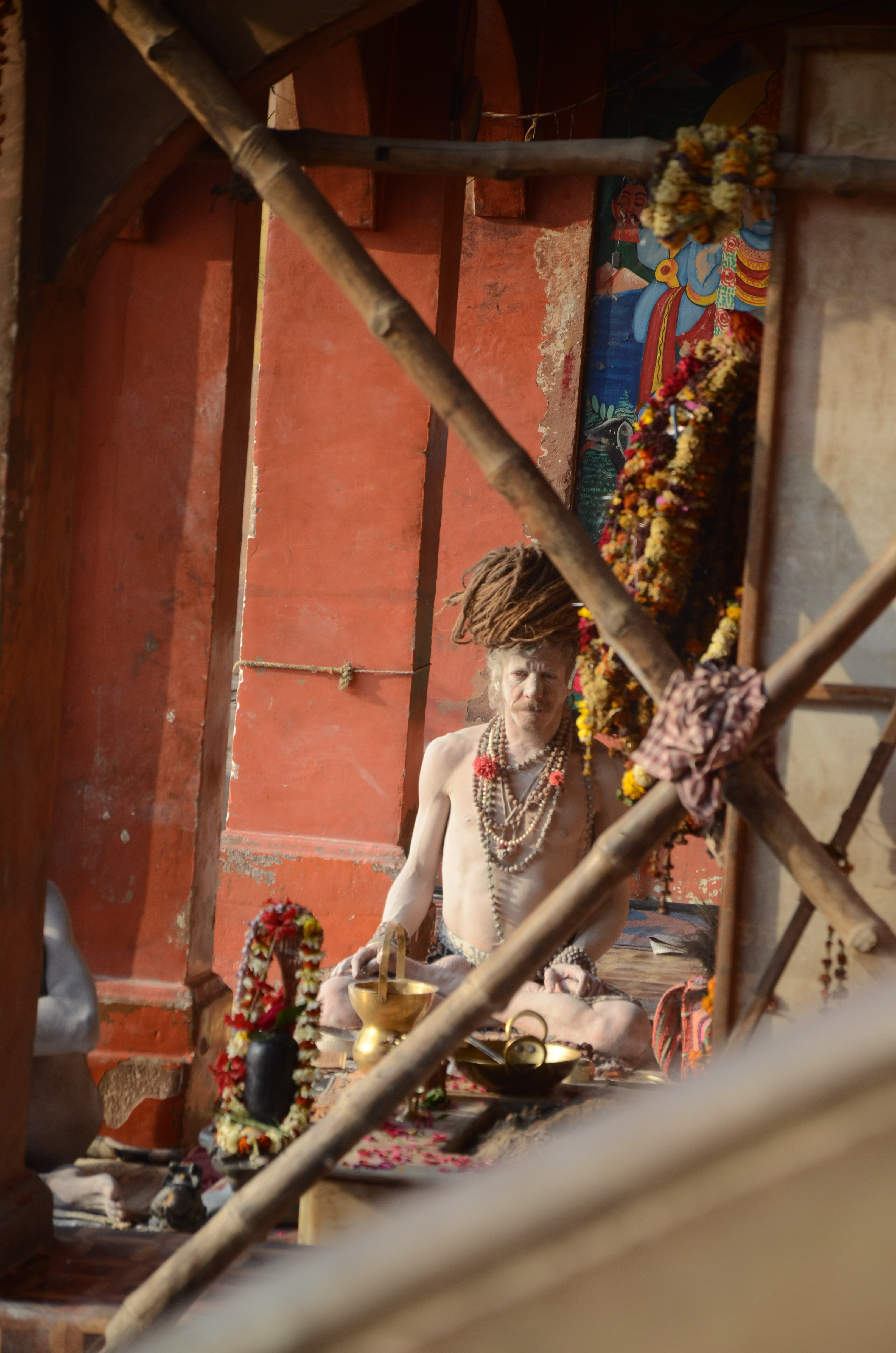 Un sadhu in meditazione mattutina presso i ghat del Gange a Varanasi