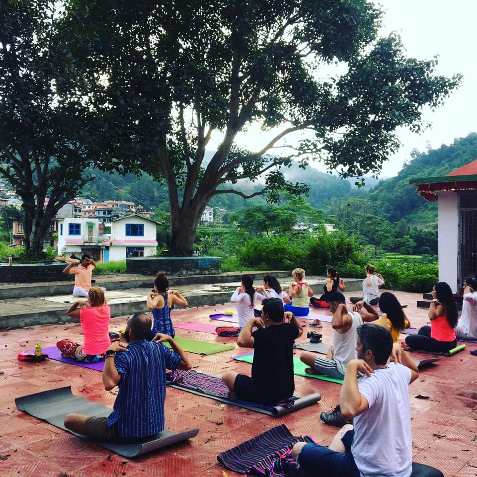 Una lezione collettiva di yoga durante la pratica delle posture