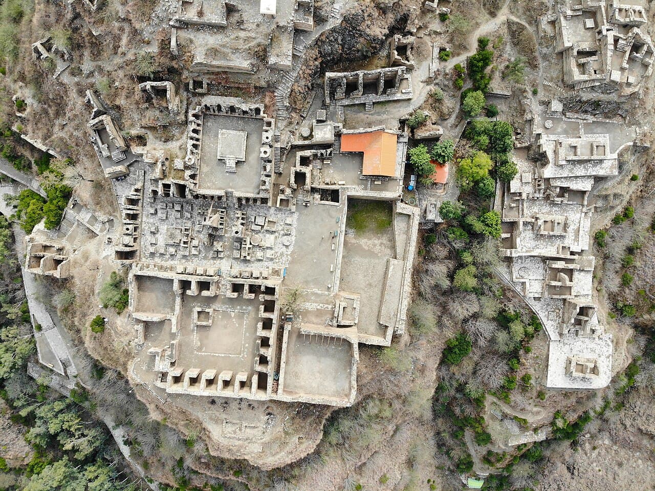 Vue aérienne des cours et vestiges du monastère bouddhique de Takht-i-Bahi, dans l’ancien Gandhāra
